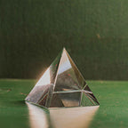 Las pirámides de cristal tienen la capacidad de almacenar la energía de un modo mágico y secreto. También ayuda a elevar tu vibración y aumentar tu energía espiritual.