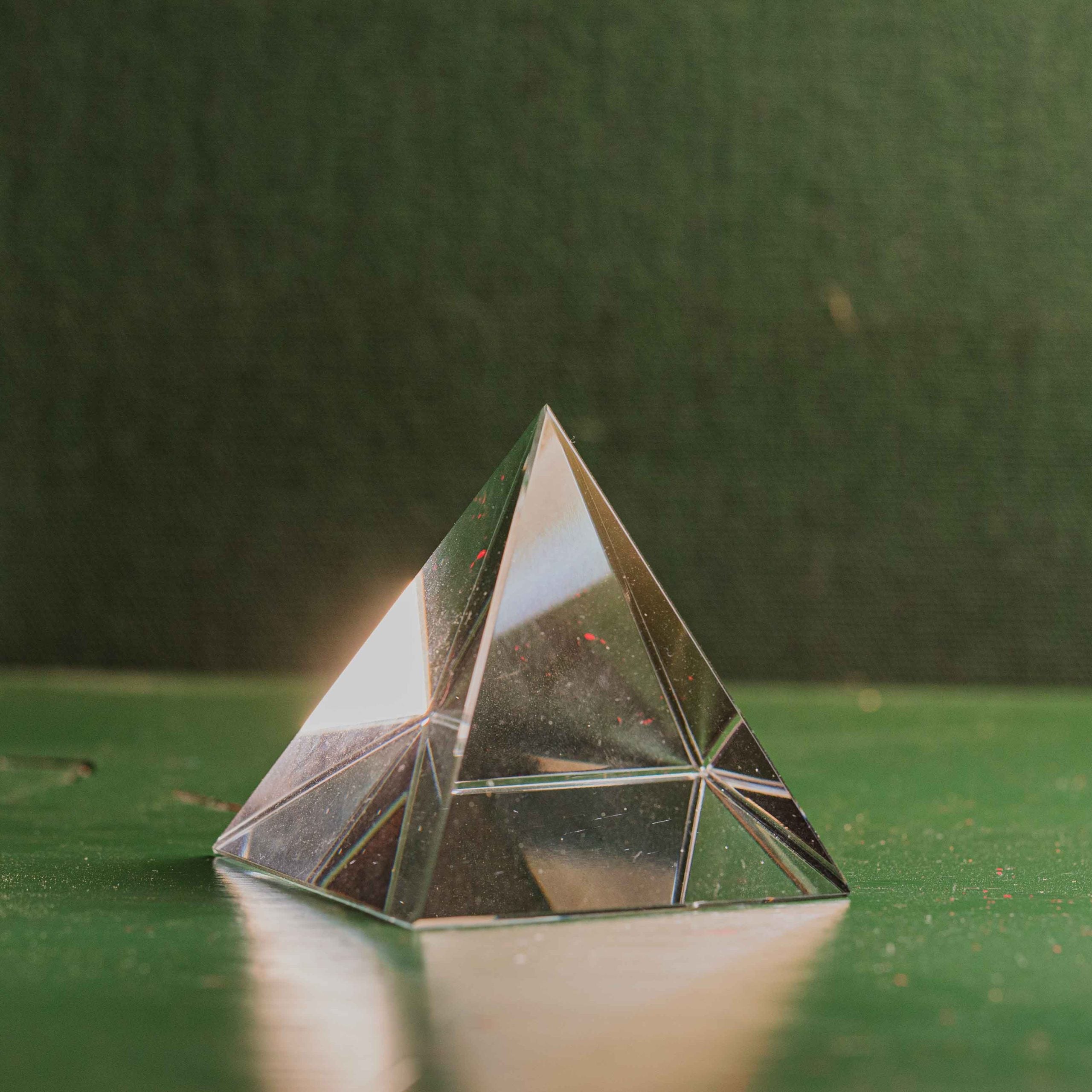 Las pirámides de cristal tienen la capacidad de almacenar la energía de un modo mágico y secreto. También ayuda a elevar tu vibración y aumentar tu energía espiritual.