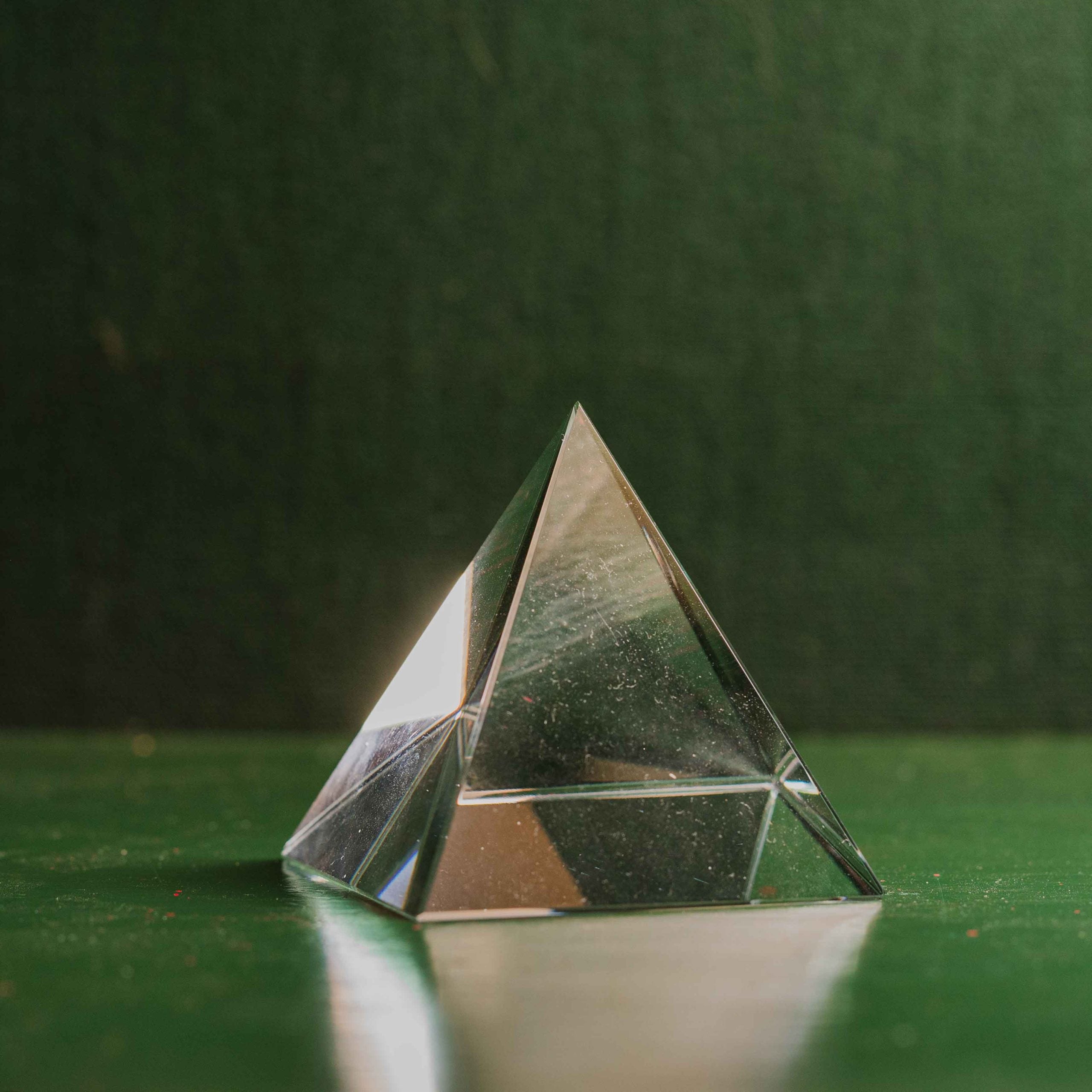 Las pirámides de cristal tienen la capacidad de almacenar la energía de un modo mágico y secreto. También ayuda a elevar tu vibración y aumentar tu energía espiritual.