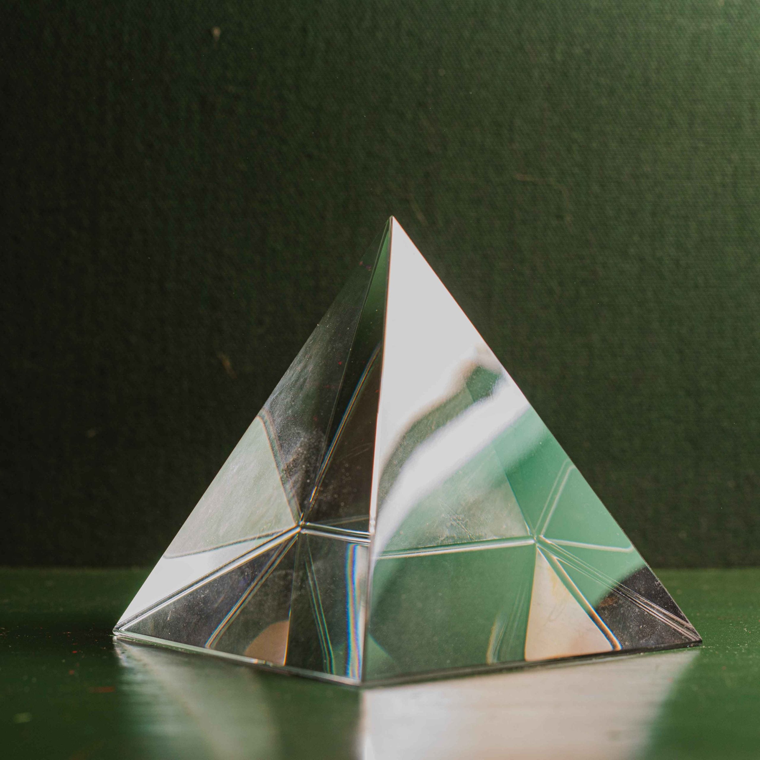 Las pirámides de cristal tienen la capacidad de almacenar la energía de un modo mágico y secreto. También ayuda a elevar tu vibración y aumentar tu energía espiritual.