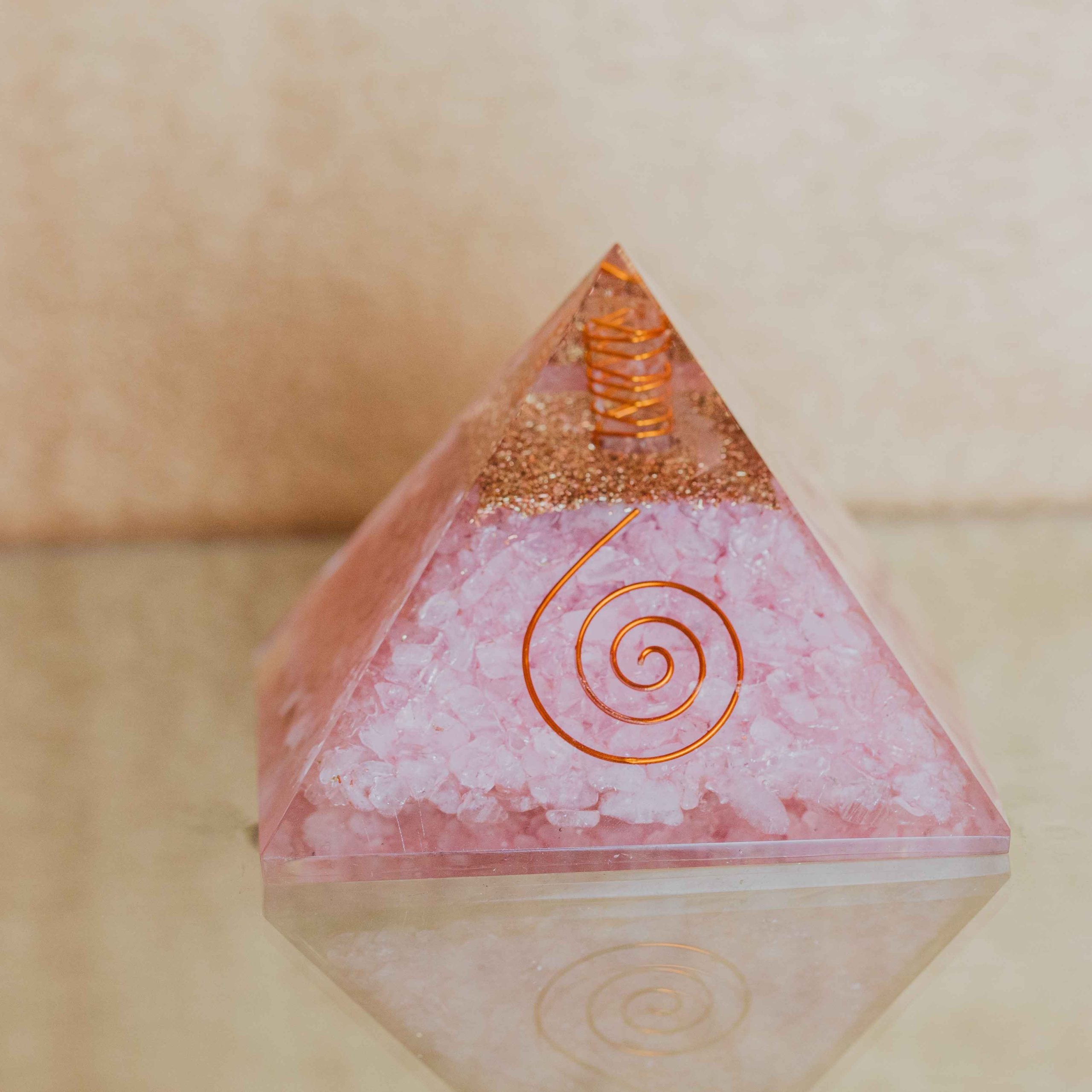 El cuarzo rosa es una piedra amorosa que abre el corazón. También se la conoce como “La piedra del amor” y atrae el amor de todas las fuentes.\nTamaño: 9x9 cm.