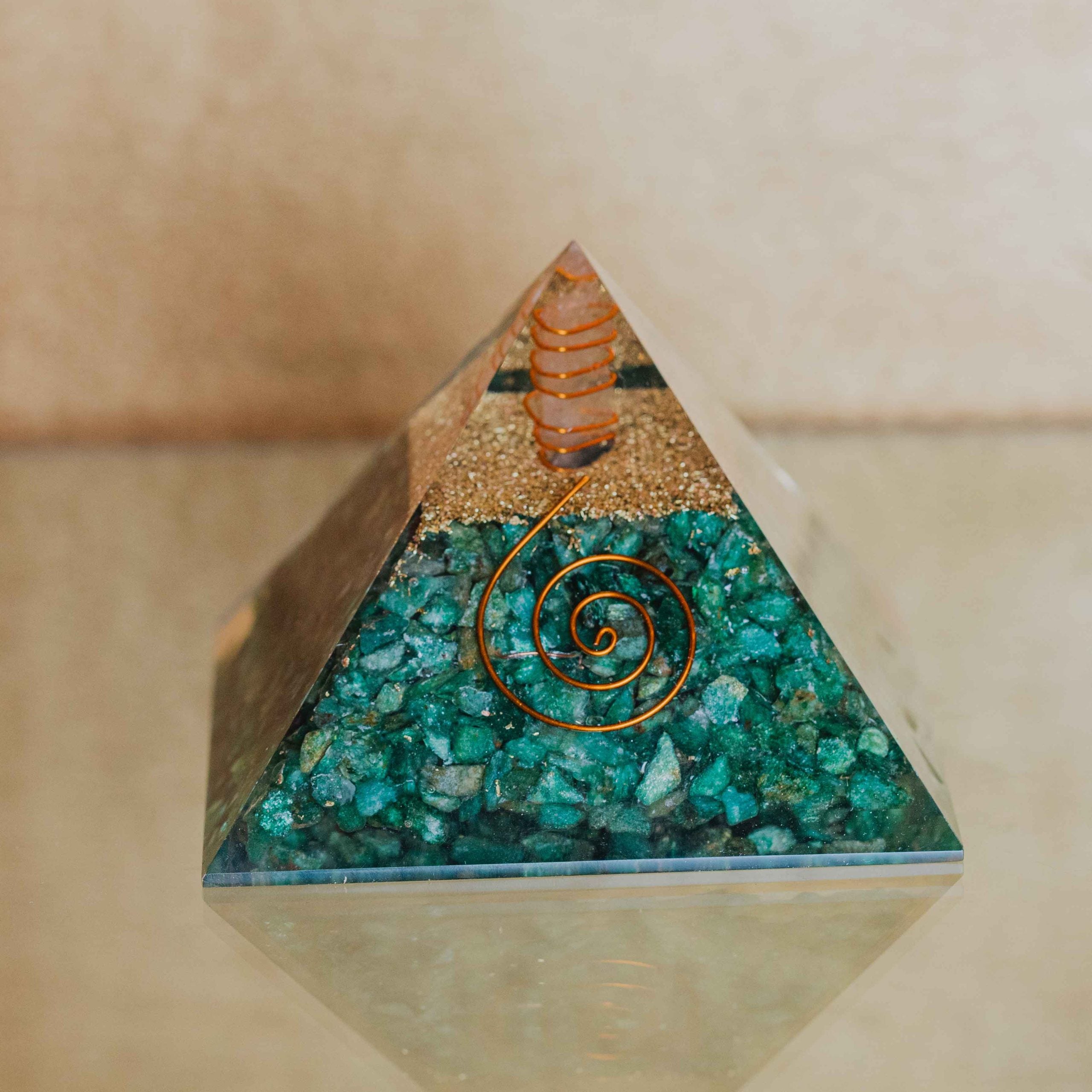 El cuarzo verde es un gran cristal sanador para cualquiera de los campos, ya sea el físico, el mental, el emocional o el espiritual.\nTamaño 9x9 cm.