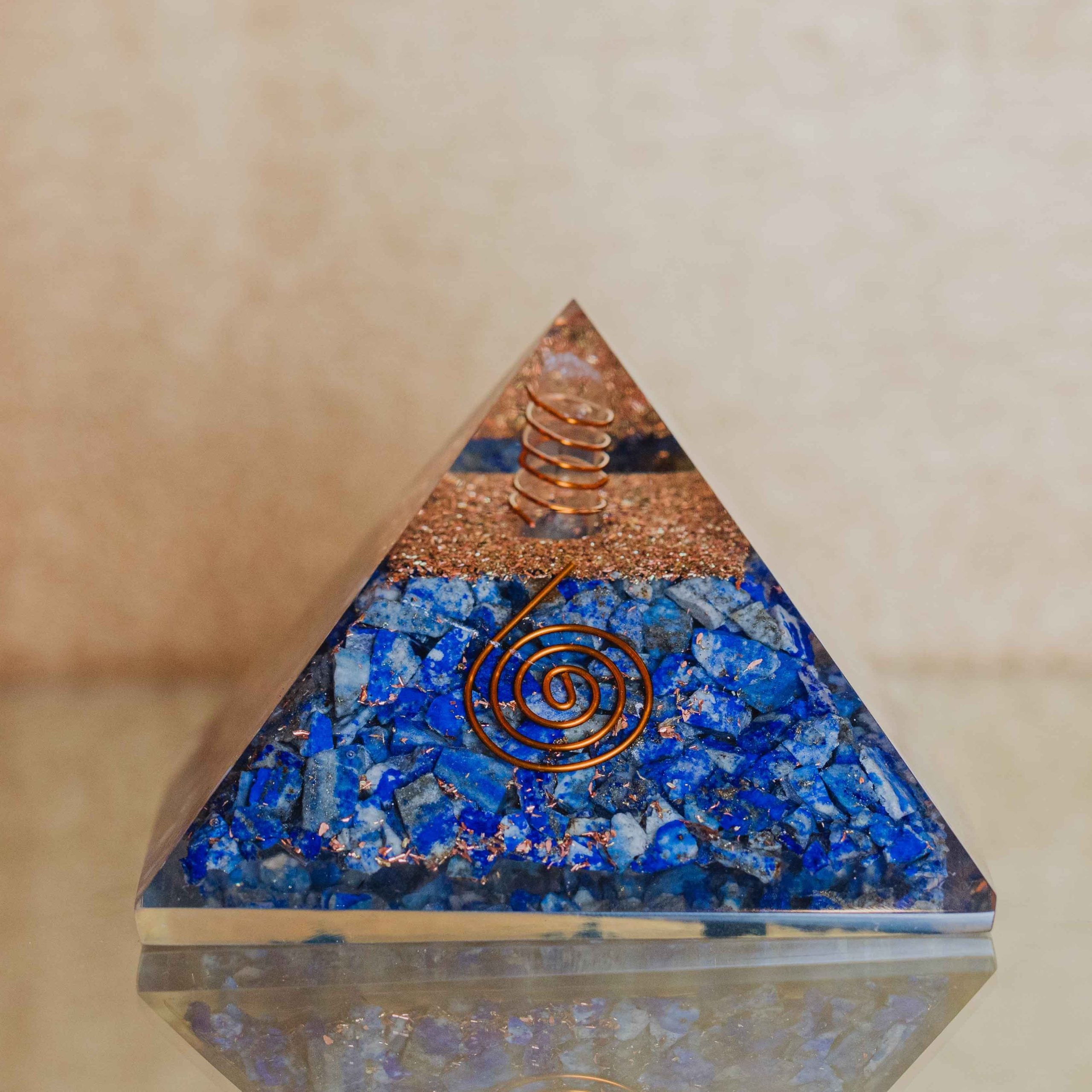 Asociado con el chakra del tercer ojo, el lapislázuli es una piedra que agudiza la visualización y la clarividencia.\nTamaño 9x9 cm.