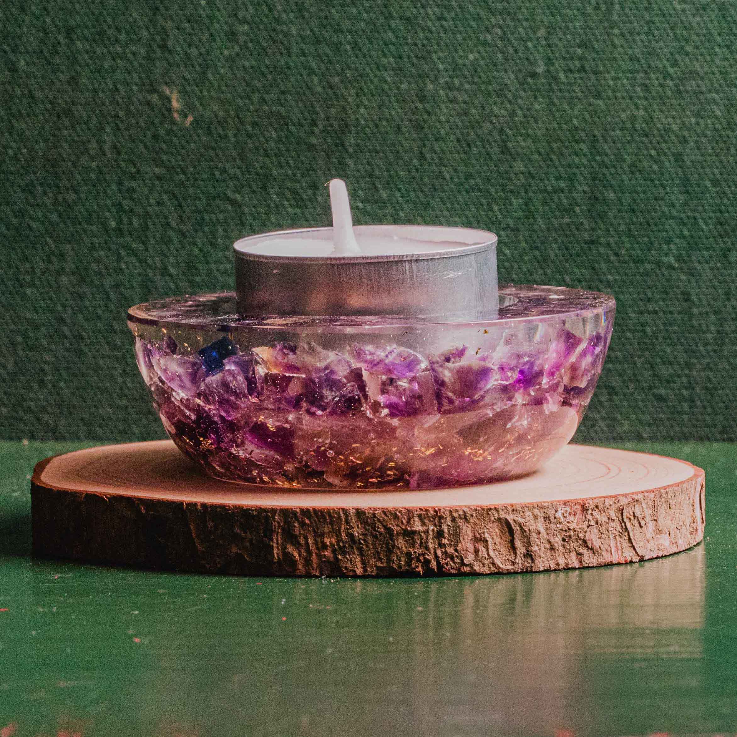 La orgonite es una estructura elaborada por tres materiales, la resina que le da la forma, el mineral que le da las propiedades mágicas, y el cobre, que actúa como antena receptora, captando las ondas y señales electromagnéticas. Tamaño: 70mm de diámetro.