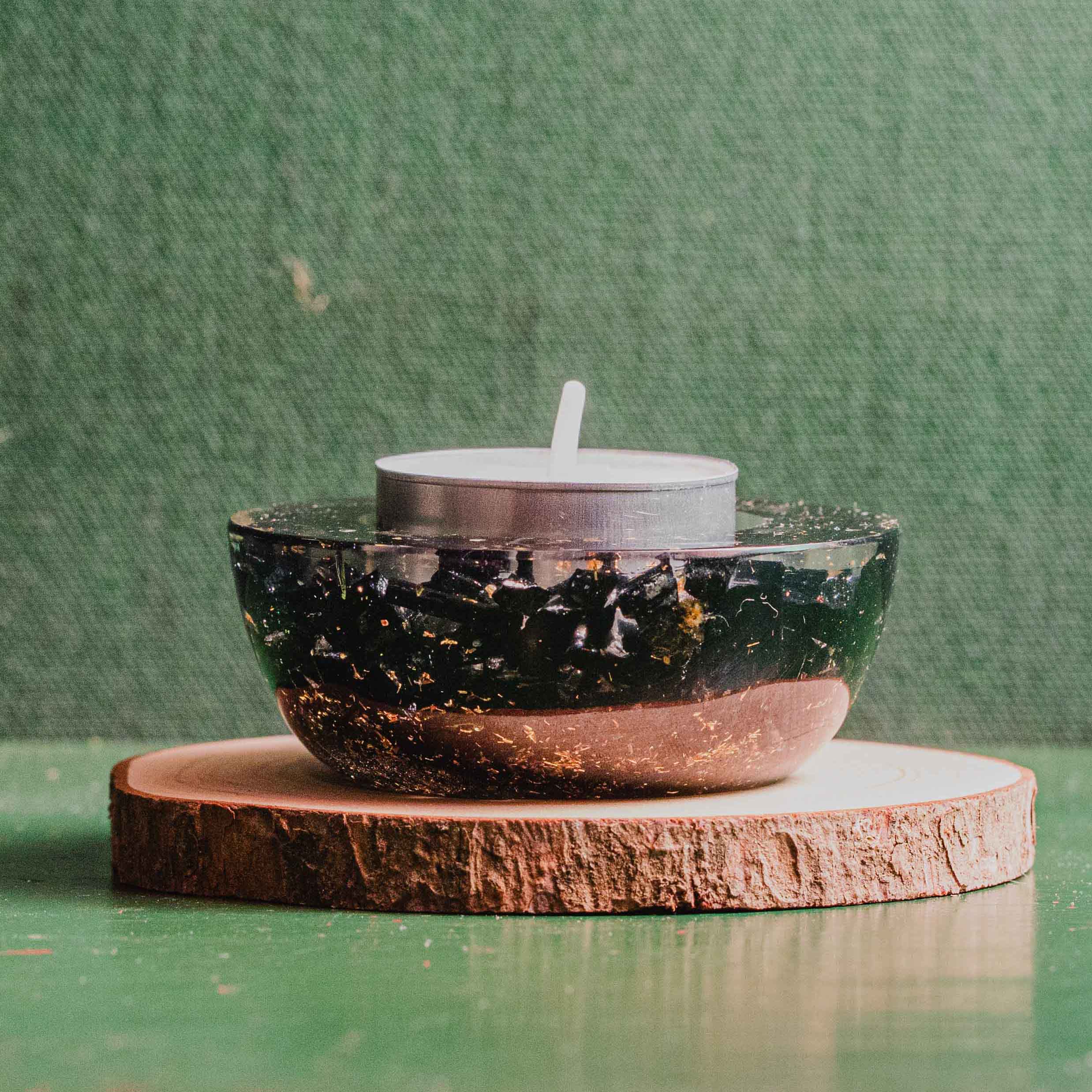 La orgonite es una estructura elaborada por tres materiales, la resina que le da la forma, el mineral que le da las propiedades mágicas, y el cobre, que actúa como antena receptora, captando las ondas y señales electromagnéticas. Tamaño: 70mm de diámetro.