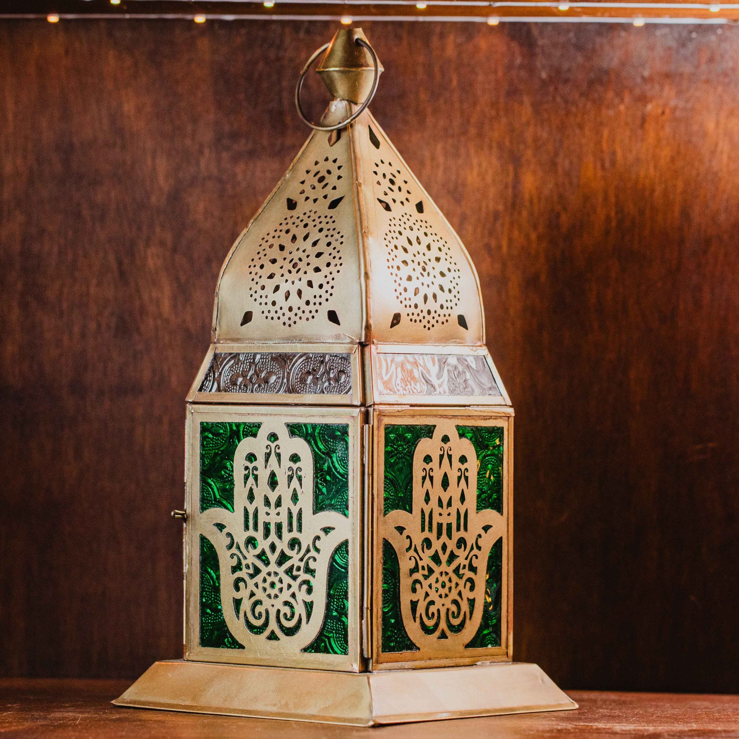 Farol grande: Mano de fatima. Material laton. Medidas: 13 x 13 x 28 cm.