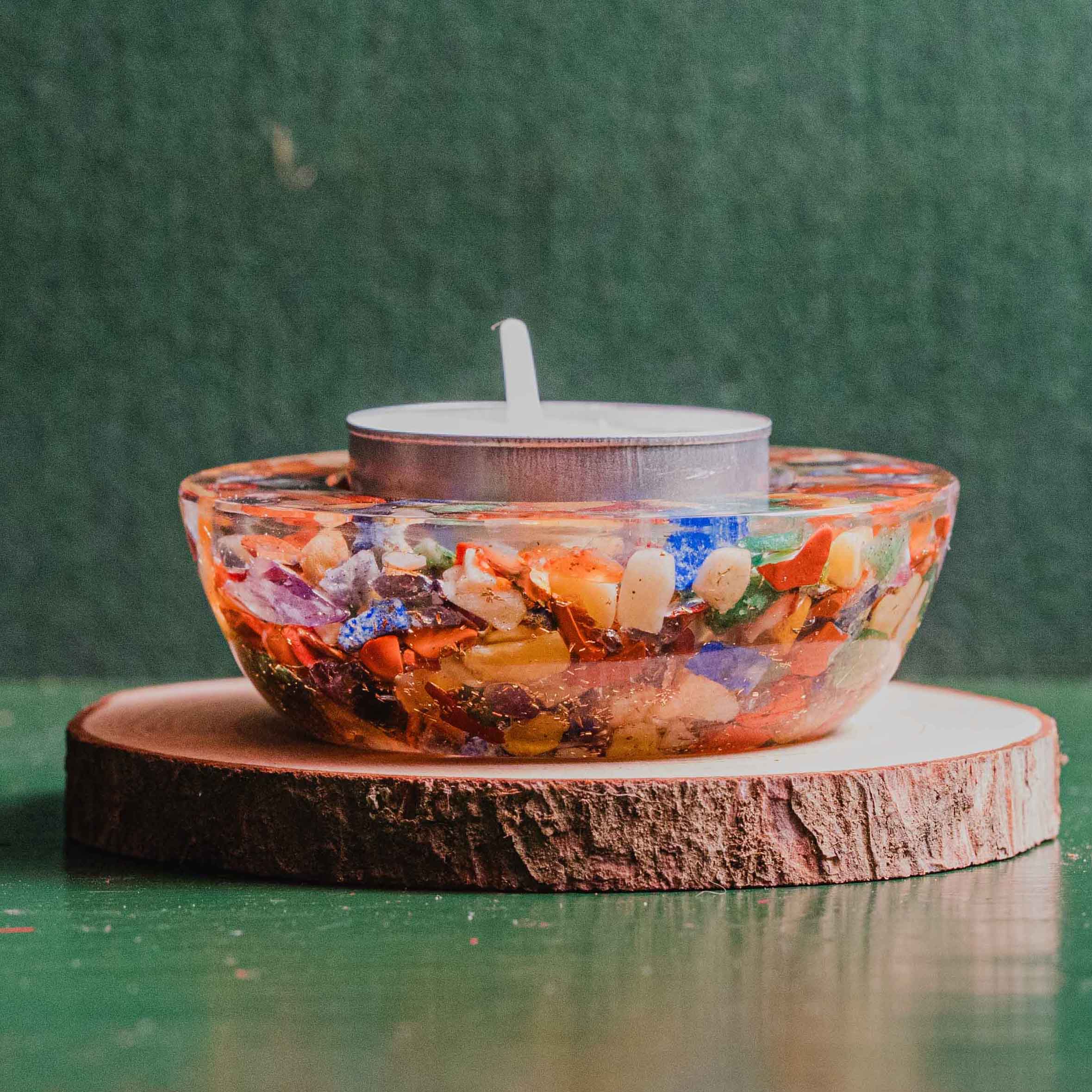 La orgonite es una estructura elaborada por tres materiales, la resina que le da la forma, el mineral que le da las propiedades mágicas, y el cobre, que actúa como antena receptora, captando las ondas y señales electromagnéticas. Tamaño: 70mm de diámetro.