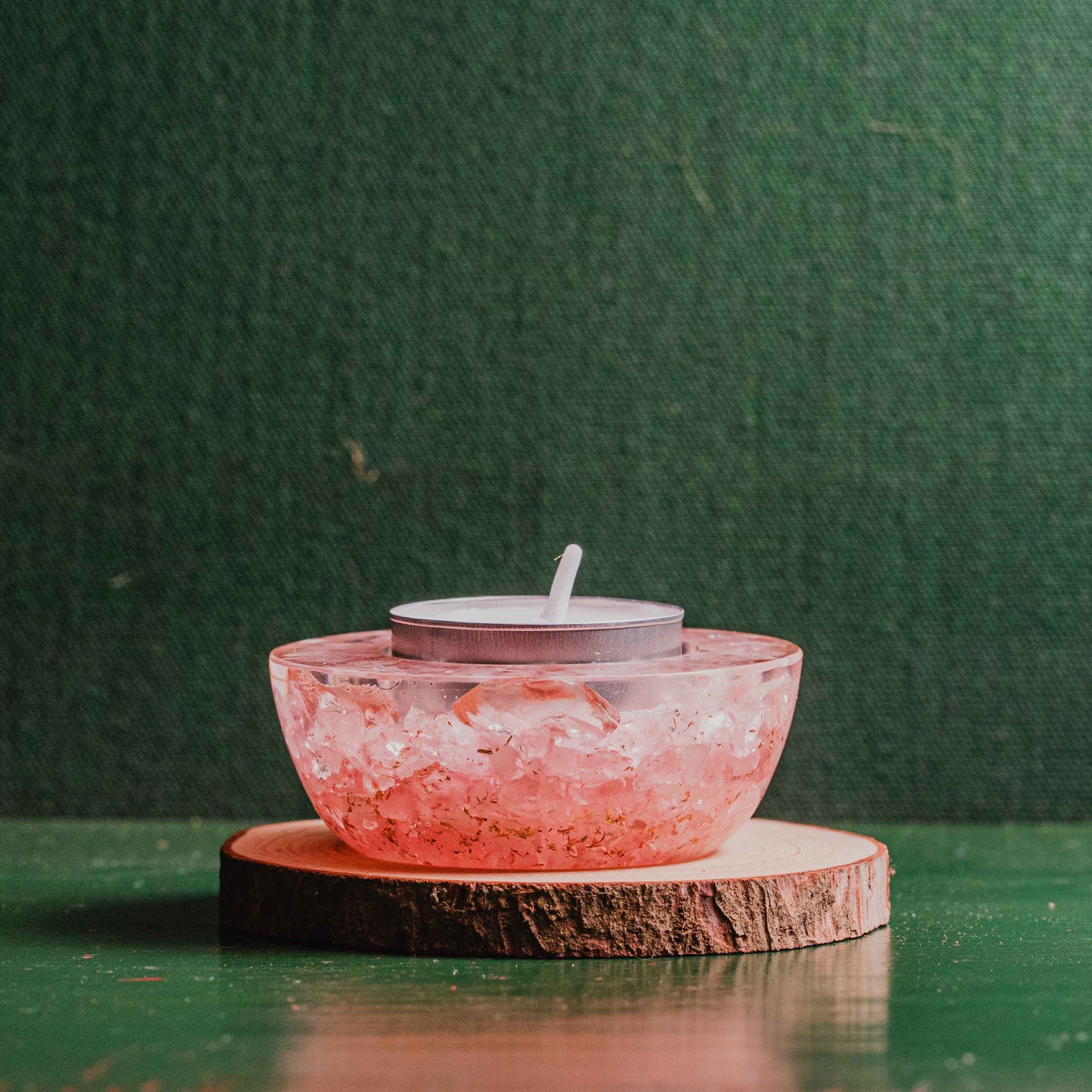 La orgonite es una estructura elaborada por tres materiales, la resina que le da la forma, el mineral que le da las propiedades mágicas, y el cobre, que actúa como antena receptora, captando las ondas y señales electromagnéticas. Tamaño: 70mm de diámetro.