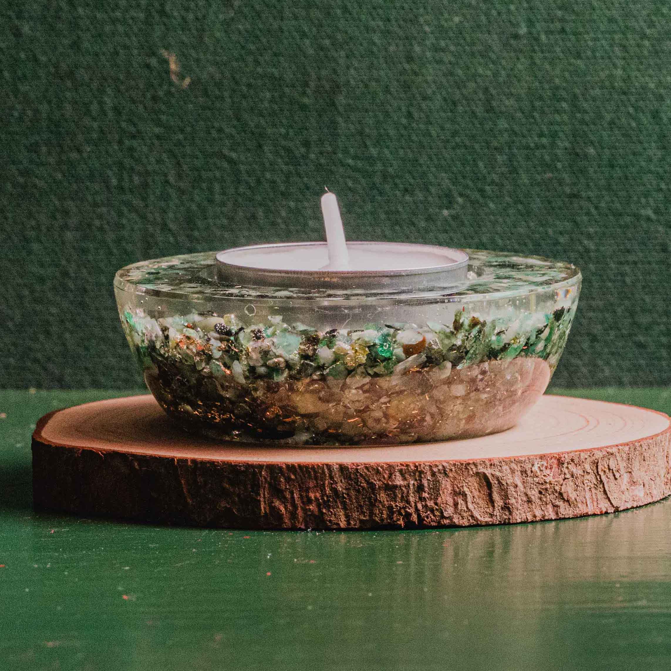 La orgonite es una estructura elaborada por tres materiales, la resina que le da la forma, el mineral que le da las propiedades mágicas, y el cobre, que actúa como antena receptora, captando las ondas y señales electromagnéticas. Tamaño: 70mm de diámetro.