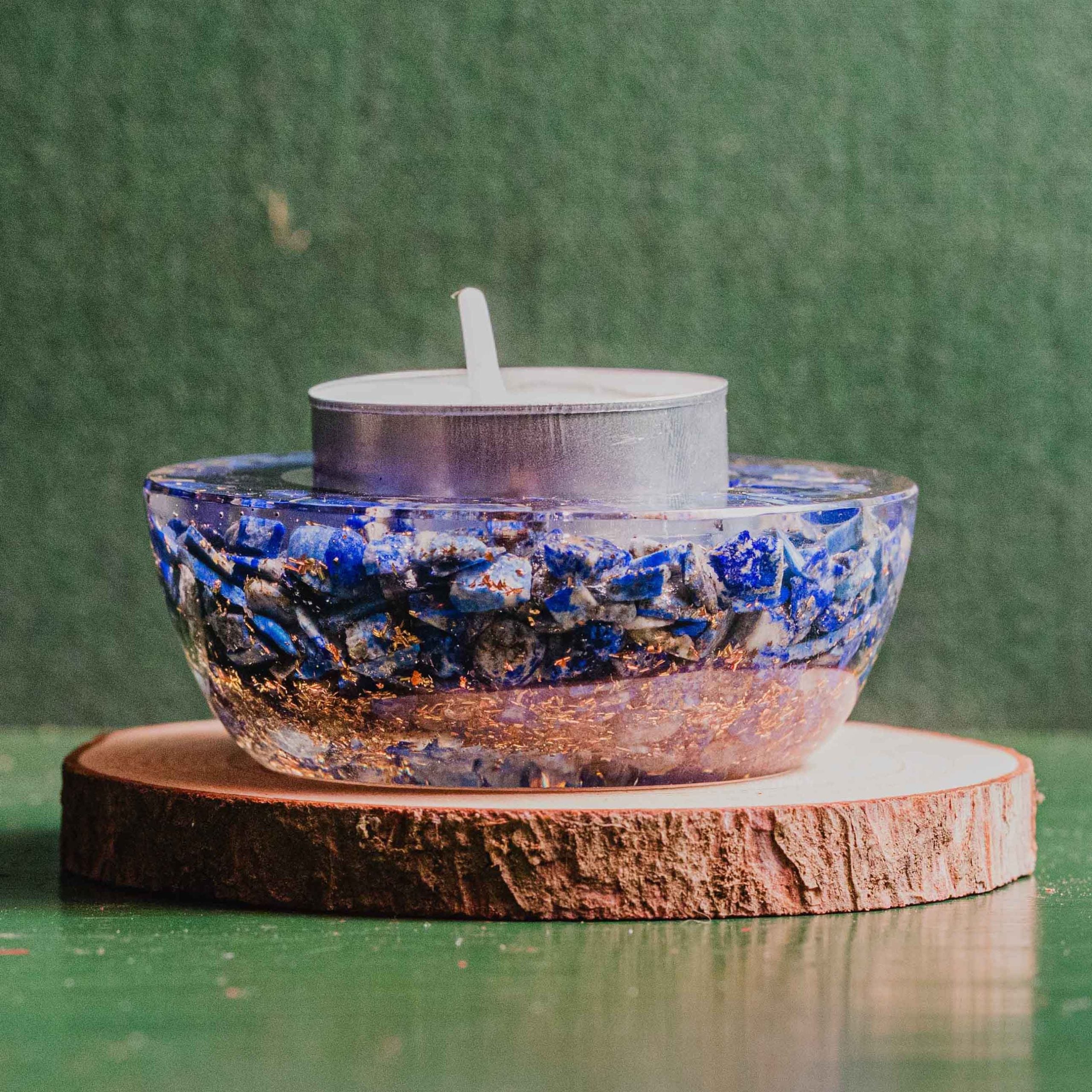 La orgonite es una estructura elaborada por tres materiales, la resina que le da la forma, el mineral que le da las propiedades mágicas, y el cobre, que actúa como antena receptora, captando las ondas y señales electromagnéticas. Tamaño: 70mm de diámetro.