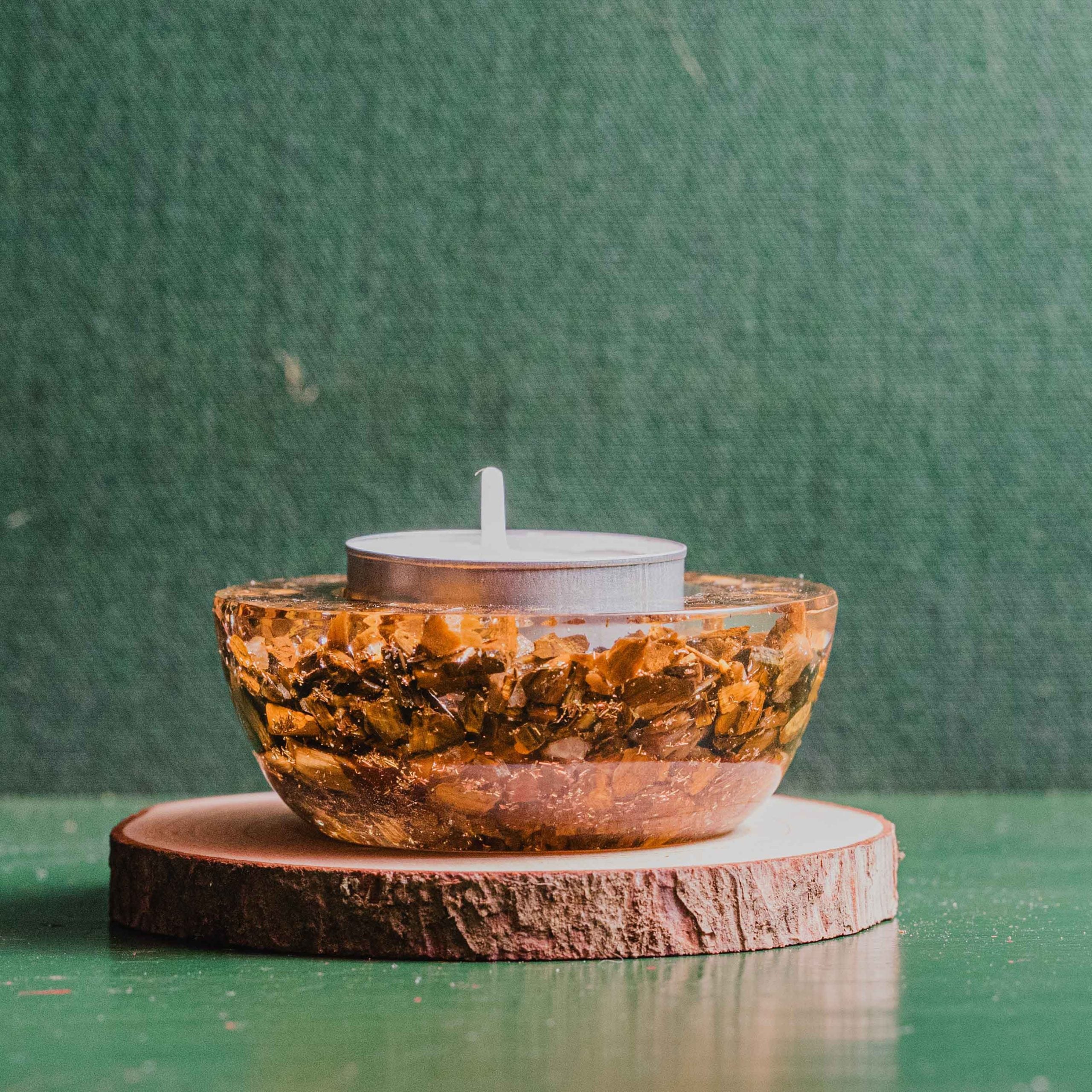 La orgonite es una estructura elaborada por tres materiales, la resina que le da la forma, el mineral que le da las propiedades mágicas, y el cobre, que actúa como antena receptora, captando las ondas y señales electromagnéticas. Tamaño: 70mm de diámetro.
