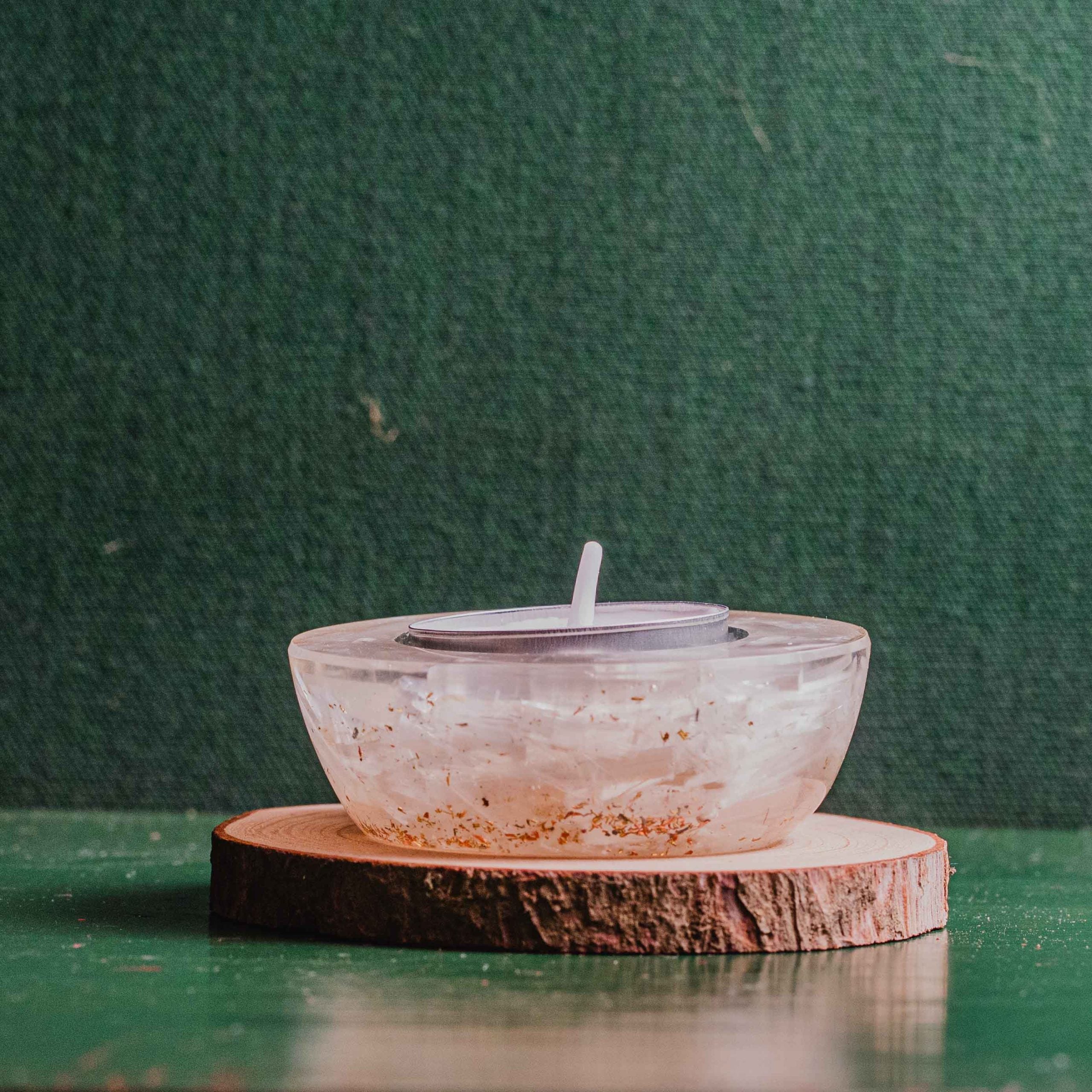 La orgonite es una estructura elaborada por tres materiales, la resina que le da la forma, el mineral que le da las propiedades mágicas, y el cobre, que actúa como antena receptora, captando las ondas y señales electromagnéticas. Tamaño: 70mm de diámetro.