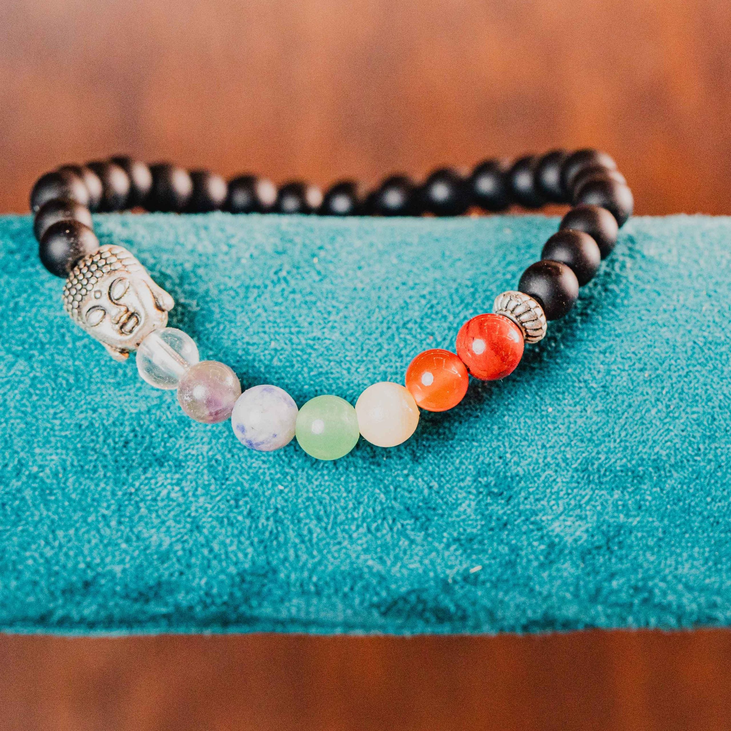 Para trabajar los chakras ya que tiene una piedra de cada uno, acompañadas de ónix. Las piezas que se entregan son similares a la fotografía. Tamaño único.