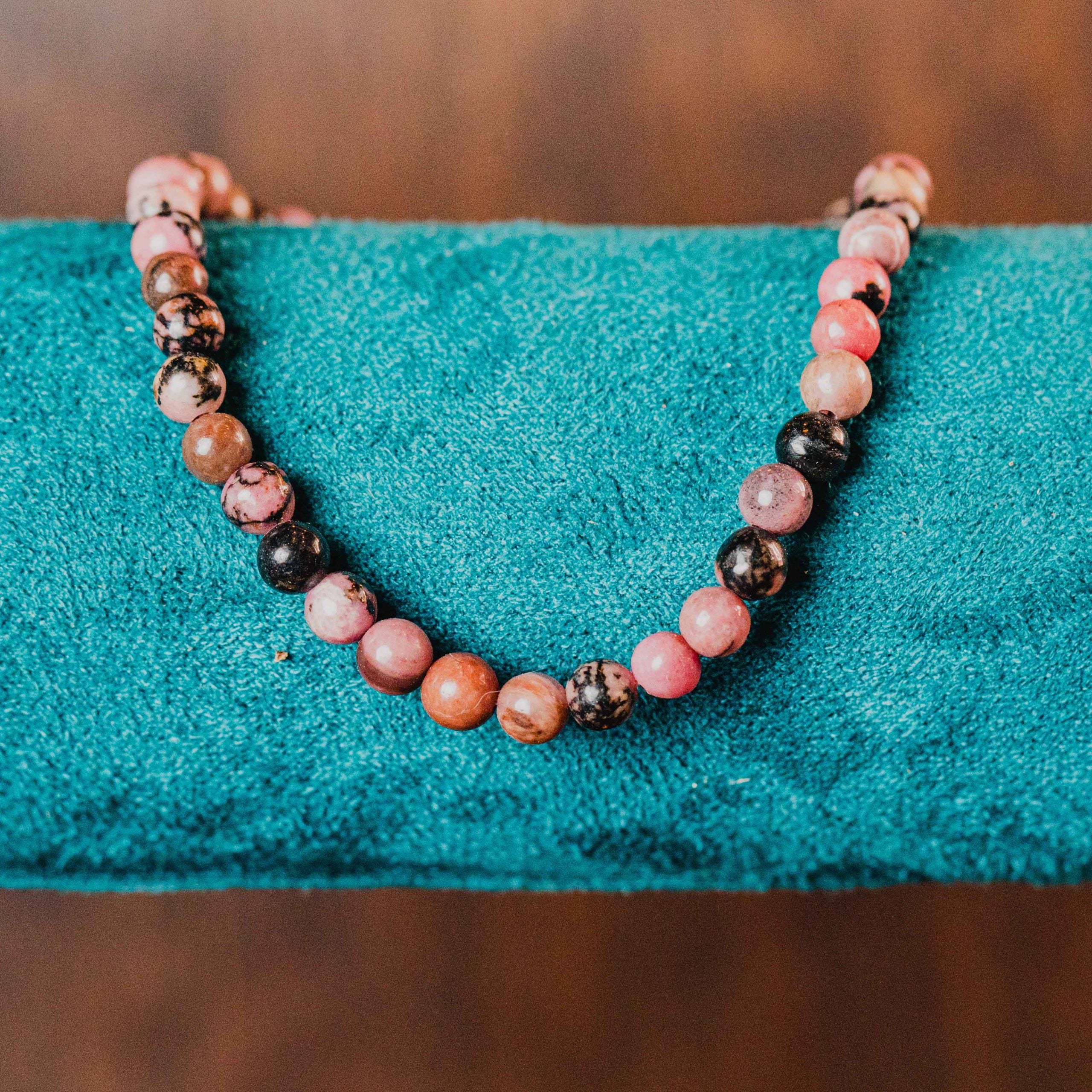 Este cristal sana el dolor del corazón. Si se siente enojo, disgusto o contrariedad de sentimientos, aportará alivio y fuerza interior. Para procesos de sanación de rabia, odio o traumas. Su vibración da poder de compasión. Las piezas que se entregan son similares a la fotografía. Tamaño único.
