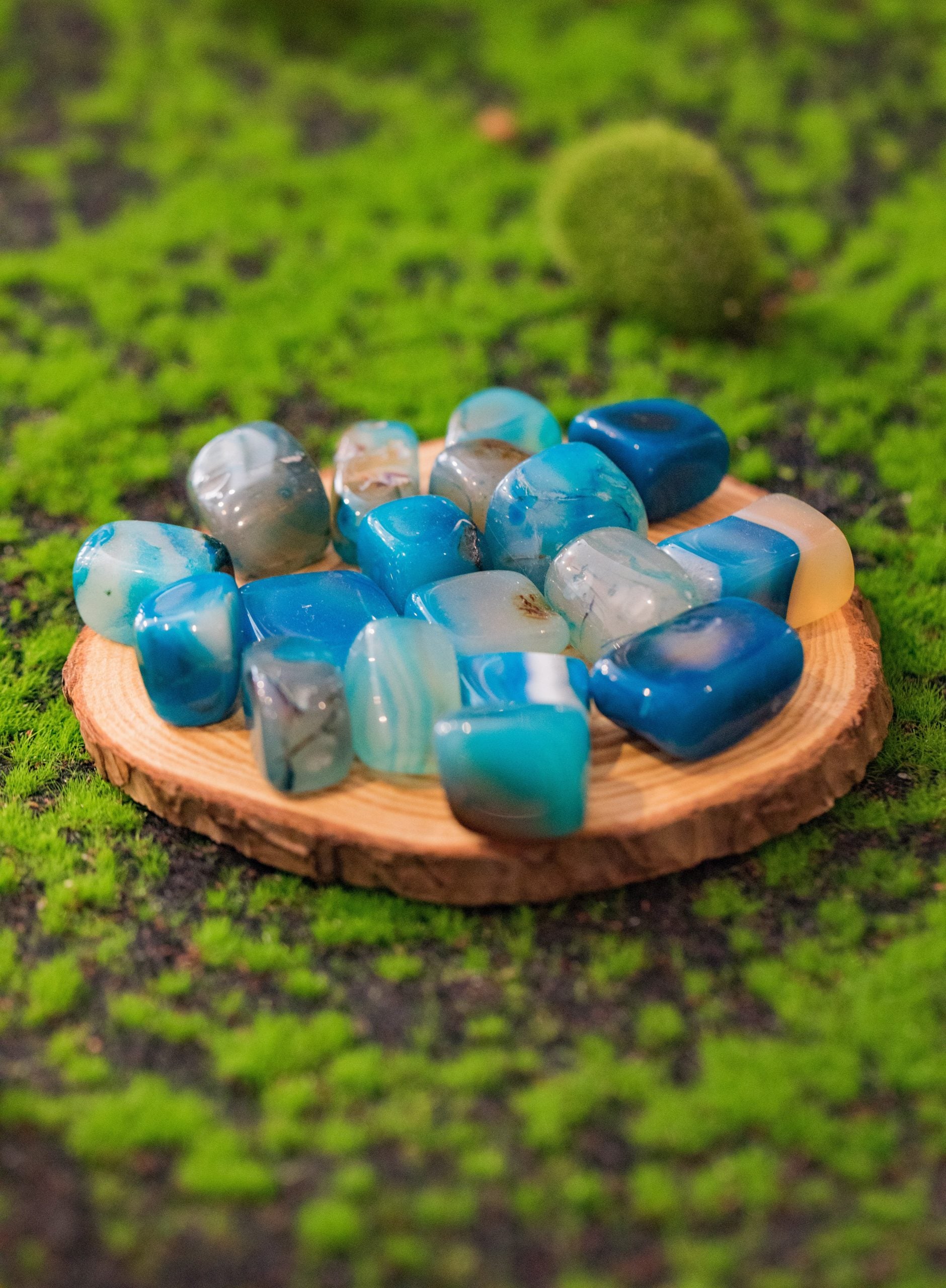 Su vibración es calmante y aporta serenidad. También es un gran amuleto protector y de buena suerte.  Tamaño: de unos 3 a 6 mm, el tamaño puede variar según el mineral. Las piezas que se entregaran son similares a las de la fotografía.\n\nPrecio por unidad.