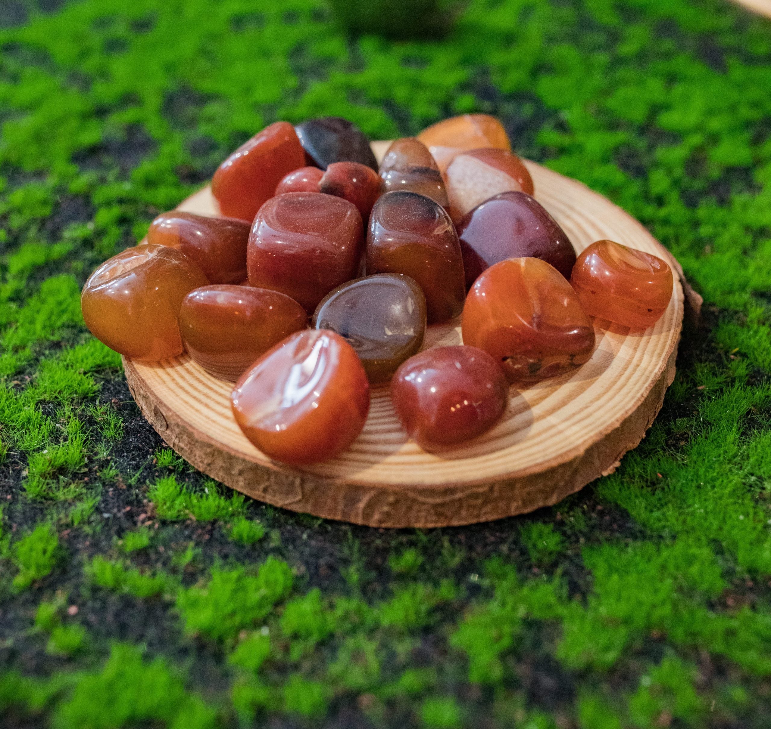 Atrae la prosperidad, el dinero y la buena salud. Fortaleza y equilibra las emociones y el poder personal.  Tamaño: de unos 3 a 6 mm, el tamaño puede variar según el mineral. Las piezas que se entregaran son similares a las de la fotografía.\n\nPrecio por unidad.