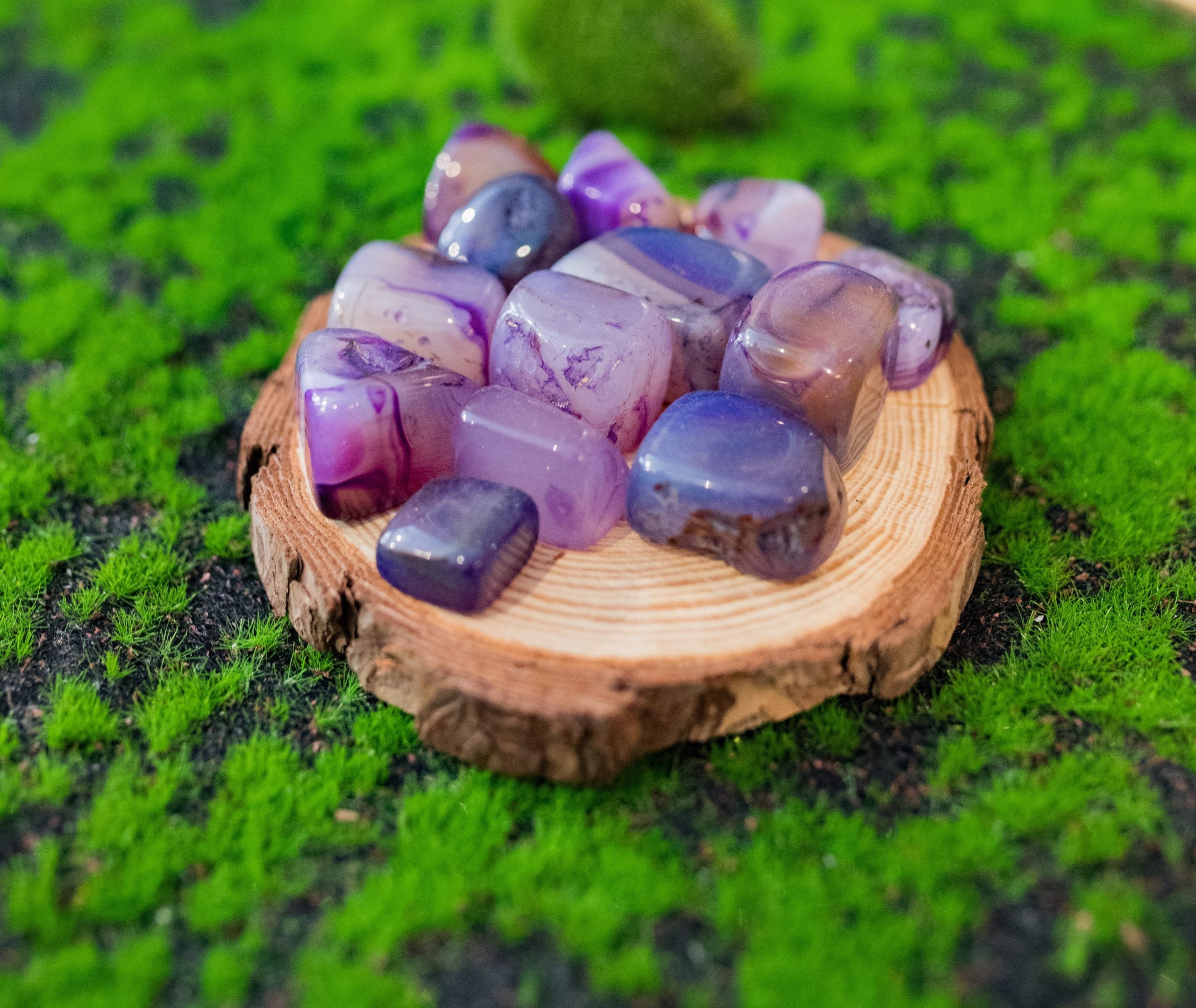 Lleva a la luz todas las sombras y secretos que no nos dejan avanzar. Este mineral aporta gran protección y da sensibilidad espiritual.  Tamaño: de unos 3 a 6 mm, el tamaño puede variar según el mineral. Las piezas que se entregaran son similares a las de la fotografía.\n\nPrecio por unidad.