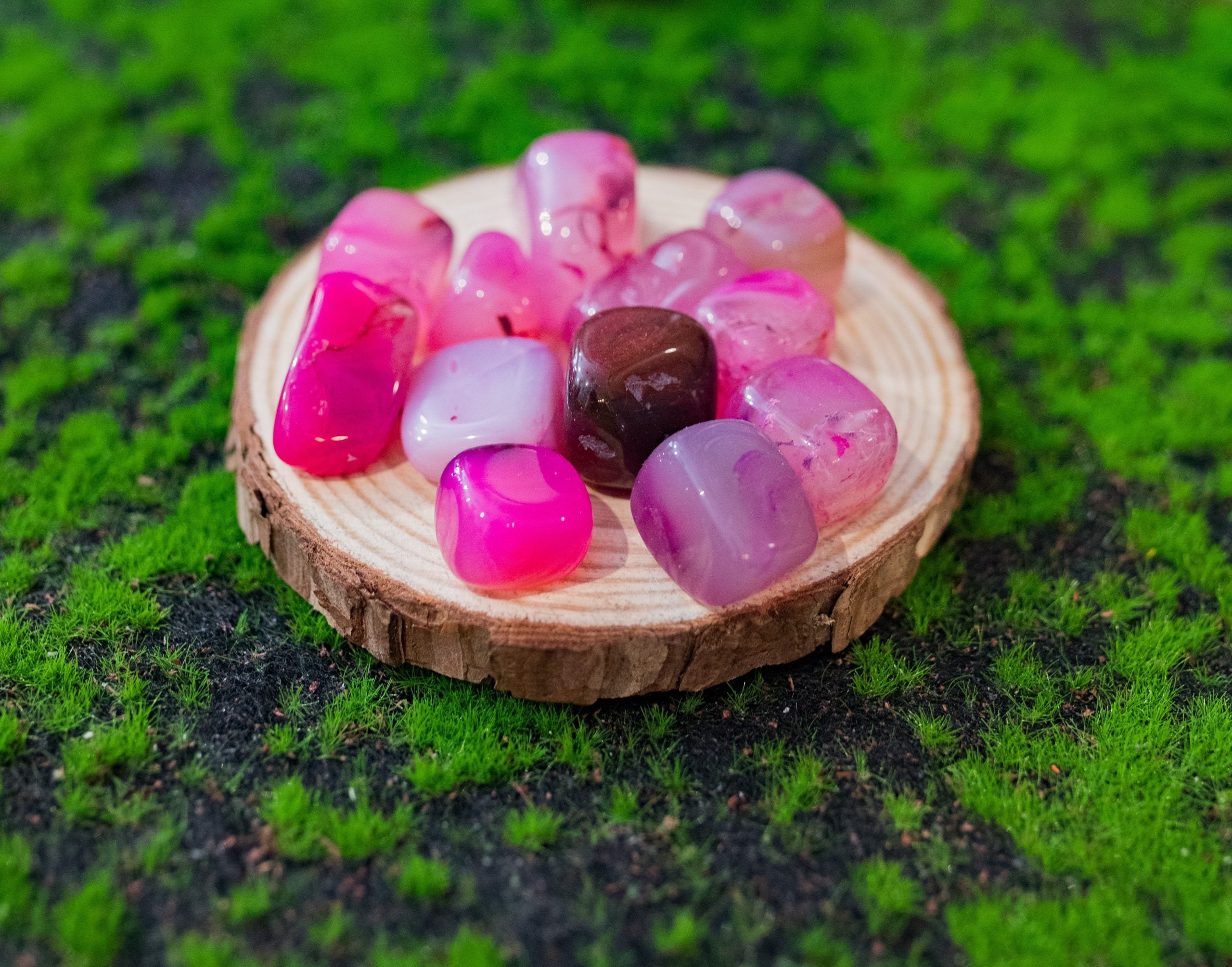 Este cristal armoniza las energías, aportando equilibrio físico y emocional. Ayuda a mejorar las relaciones de amor. Amuleto que cultiva el amor propio.  Tamaño: de unos 3 a 6 mm, el tamaño puede variar según el mineral. Las piezas que se entregaran son similares a las de la fotografía.\n\nPrecio por unidad.