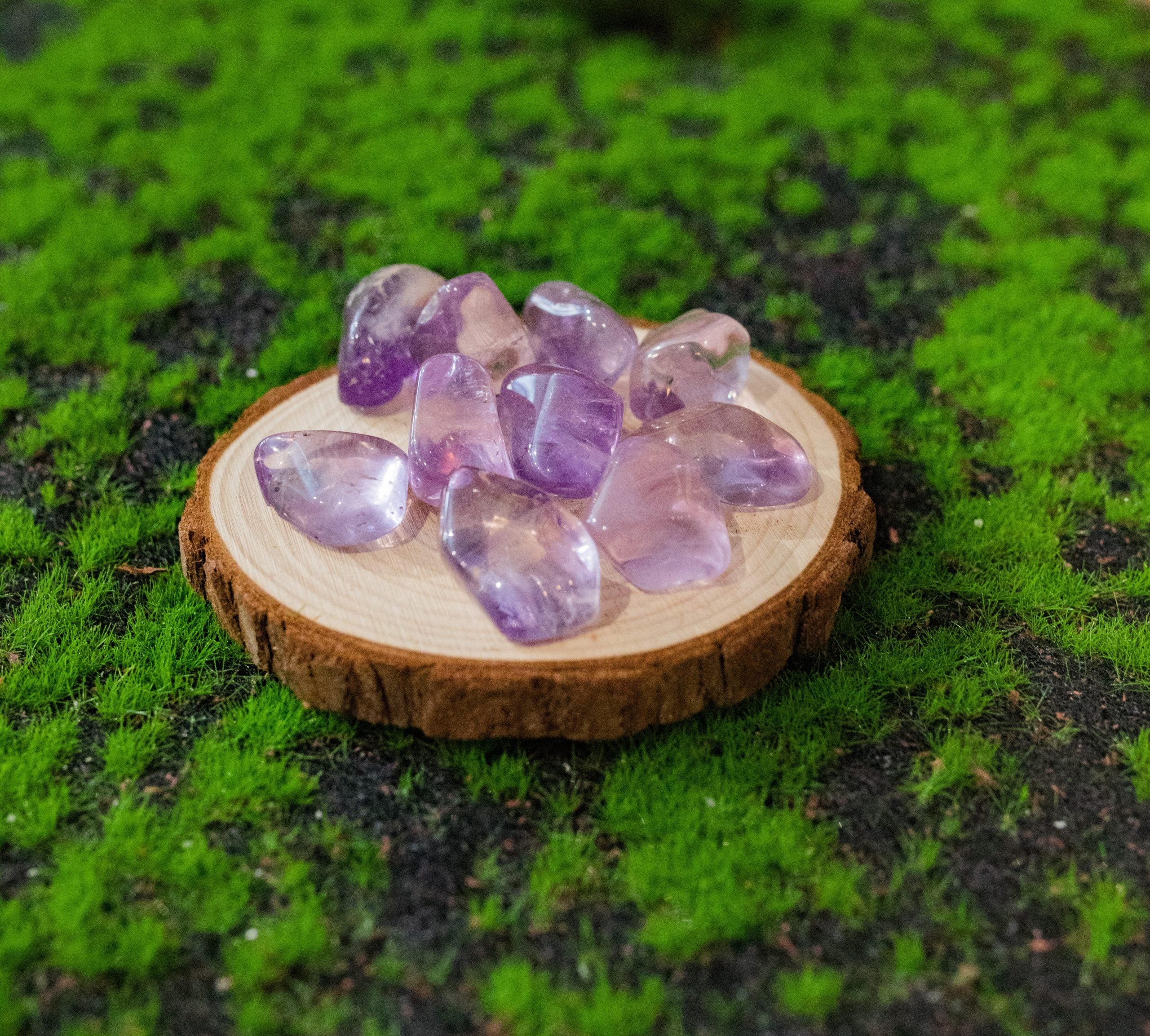 Su vibración es protectora sobre los propios pensamientos negativos y aumenta el nivel de consciencia. Cristal de superación y renovación, y es un potente trasmutador de energías densas y negativas. Favorece al sueño. \nTamaño: de unos 3 a 6 mm, el tamaño puede variar según el mineral. Las piezas que se entregaran son similares a las de la fotografía.\n\n\nPrecio por unidad.