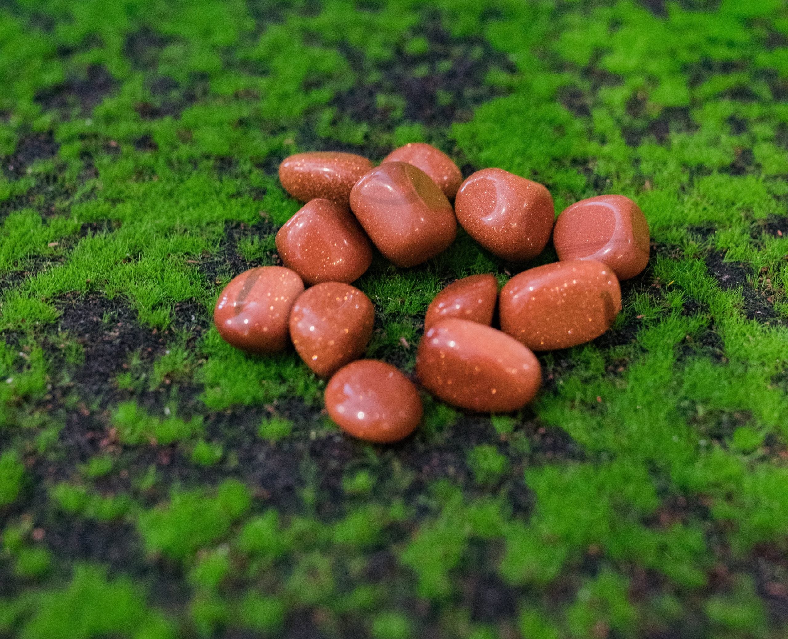 Ayuda en los momentos que necesitas cortar lazos, vínculos y dependencias con situaciones, personas o emociones. Regula el sistema nervioso. Equilibra e incrementa la vitalidad.  Tamaño: de unos 3 a 6 mm, el tamaño puede variar según el mineral. Las piezas que se entregaran son similares a las de la fotografía.\n\nPrecio por unidad