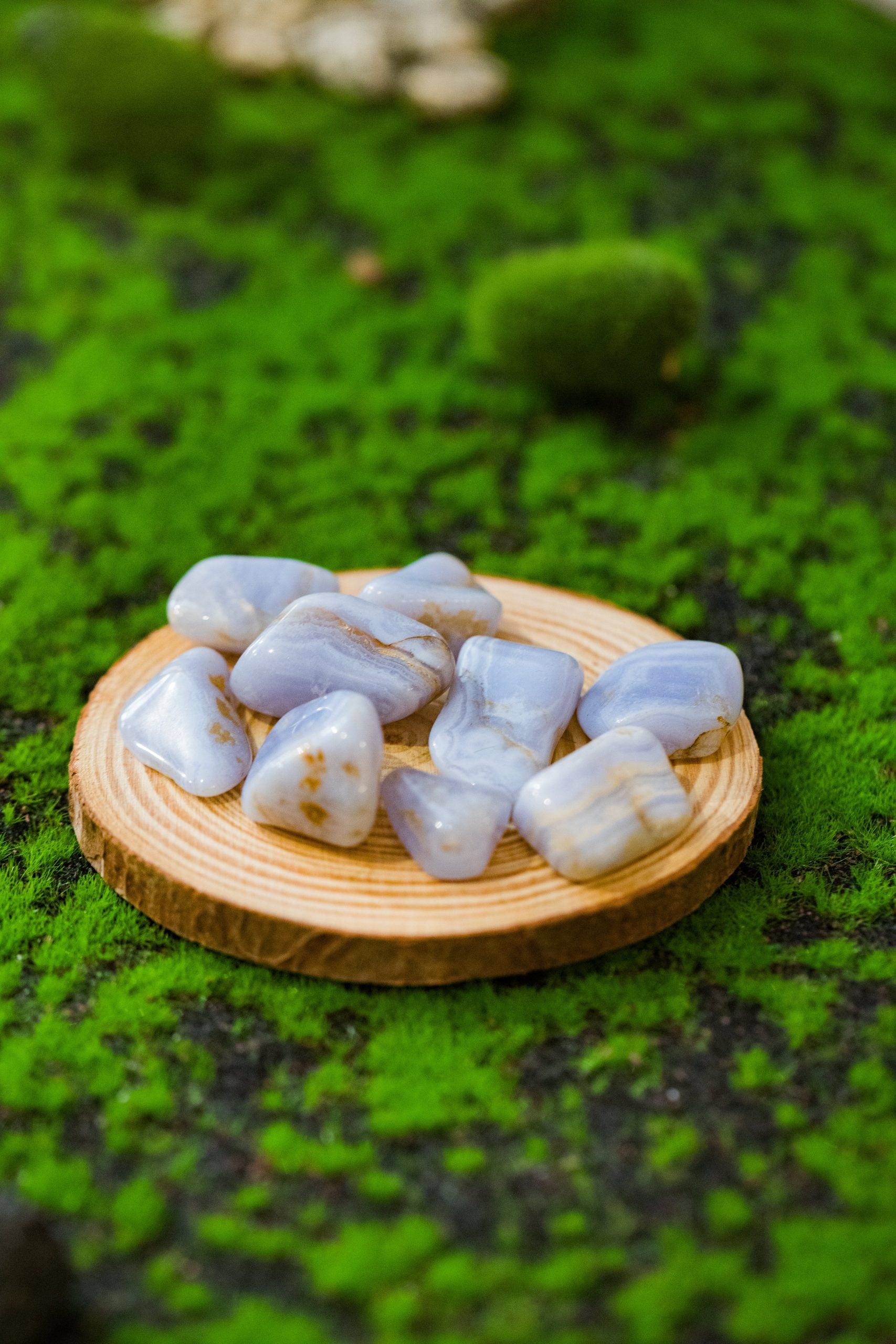 Su vibración es calmante y aporta serenidad. Potencia la unidad favoreciendo la hermandad. Incrementa los poderes telepáticos y ayuda a armonizar las emociones.  Tamaño: de unos 3 a 6 mm, el tamaño puede variar según el mineral. Las piezas que se entregaran son similares a las de la fotografía.\n\nPrecio por unidad