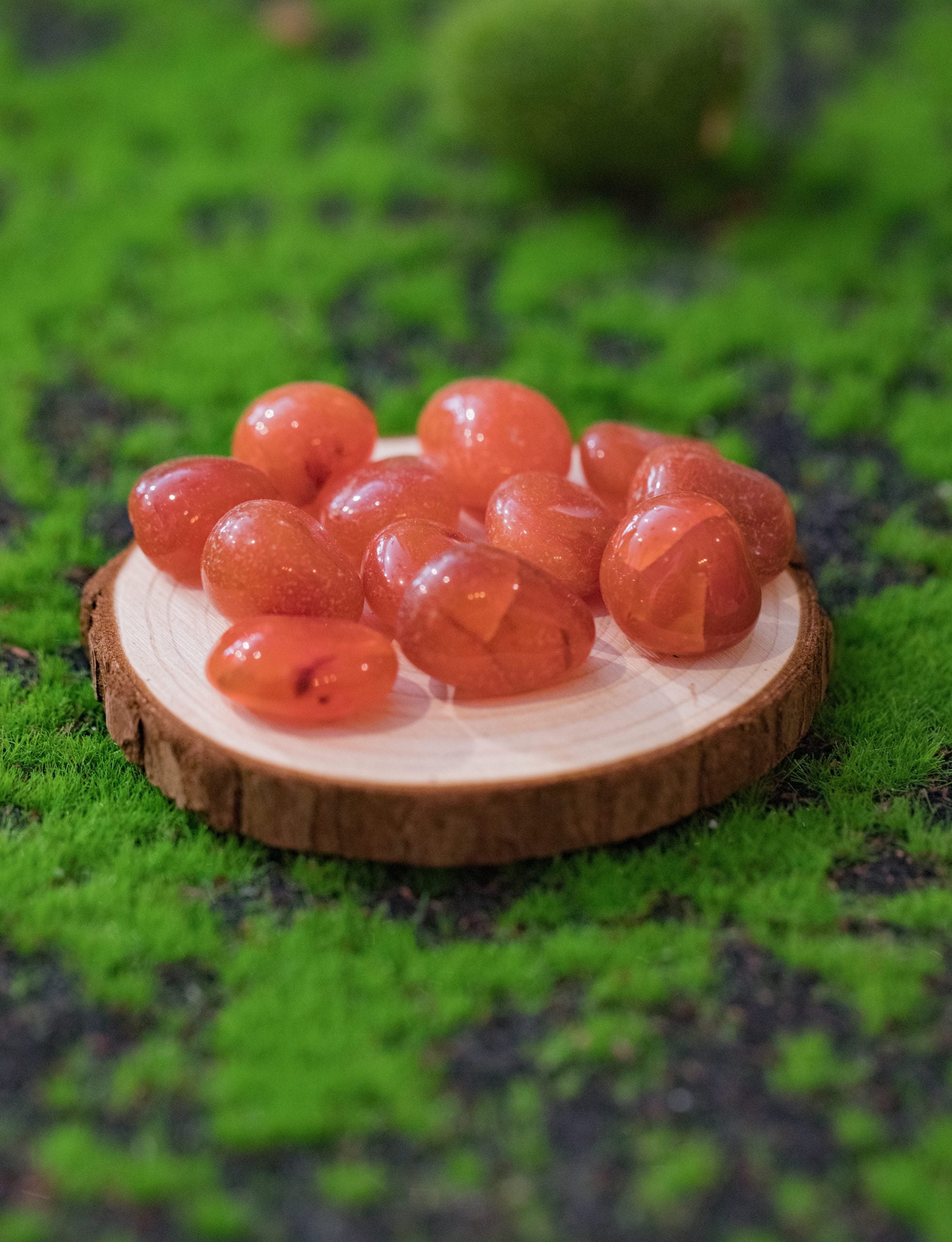 Este cristal infunde coraje, disipa la apatía y motiva en los negocios. Estimula el optimismo y la alegría. Te ayuda a confiar en ti mismo y tus percepciones. Nos ayuda a mejorar la capacidad analítica.  Tamaño: de unos 3 a 6 mm, el tamaño puede variar según el mineral. Las piezas que se entregaran son similares a las de la fotografía.\n\nPrecio por unidad.