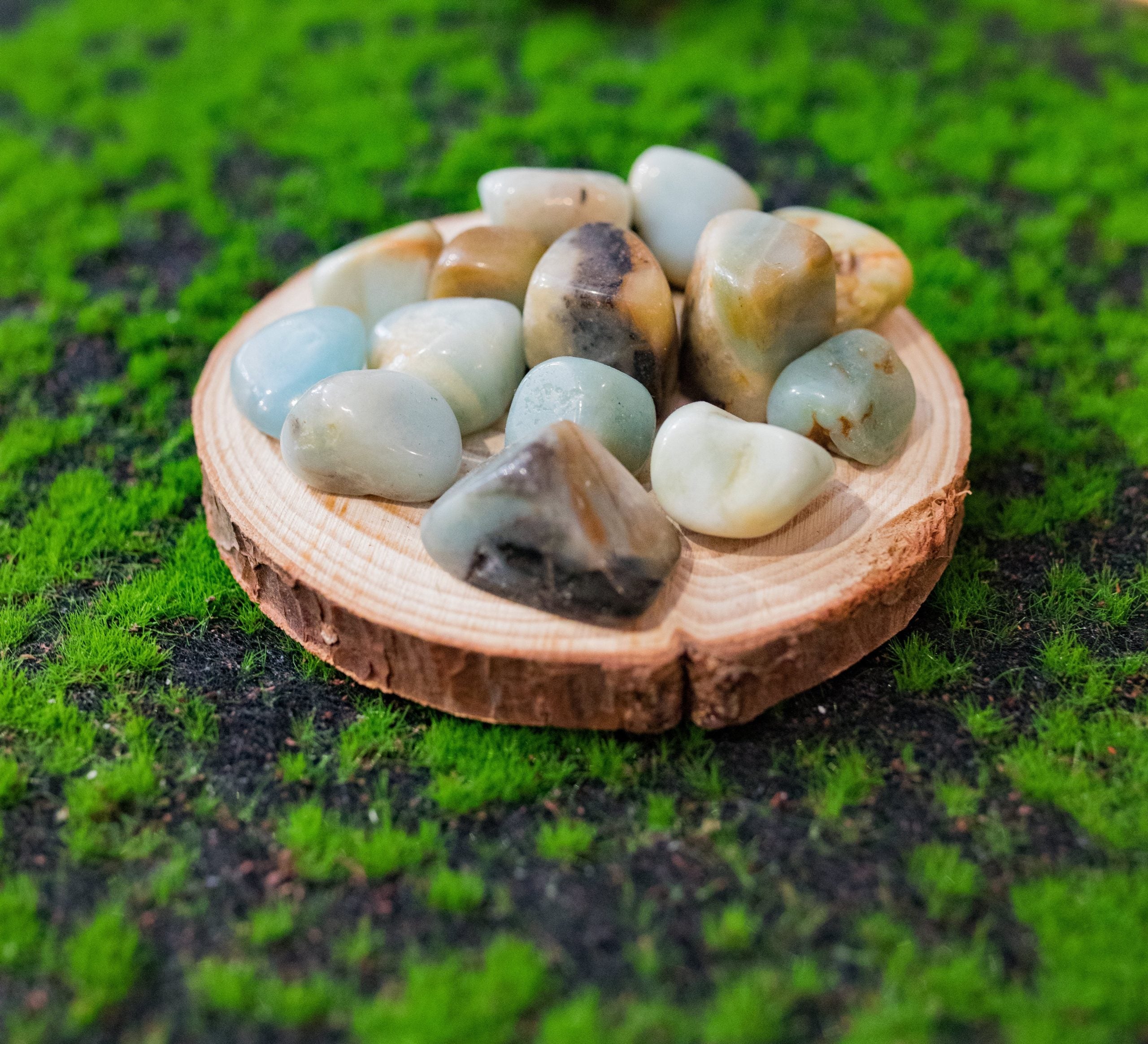 Para etapas de la vida en las que todo puede parecer una carga. Su vibración aporta coraje y valentía para volver a conectar con nuestra propia verdad.  Tamaño: de unos 3 a 6 mm, el tamaño puede variar según el mineral. Las piezas que se entregaran son similares a las de la fotografía.\n\nPrecio por unidad