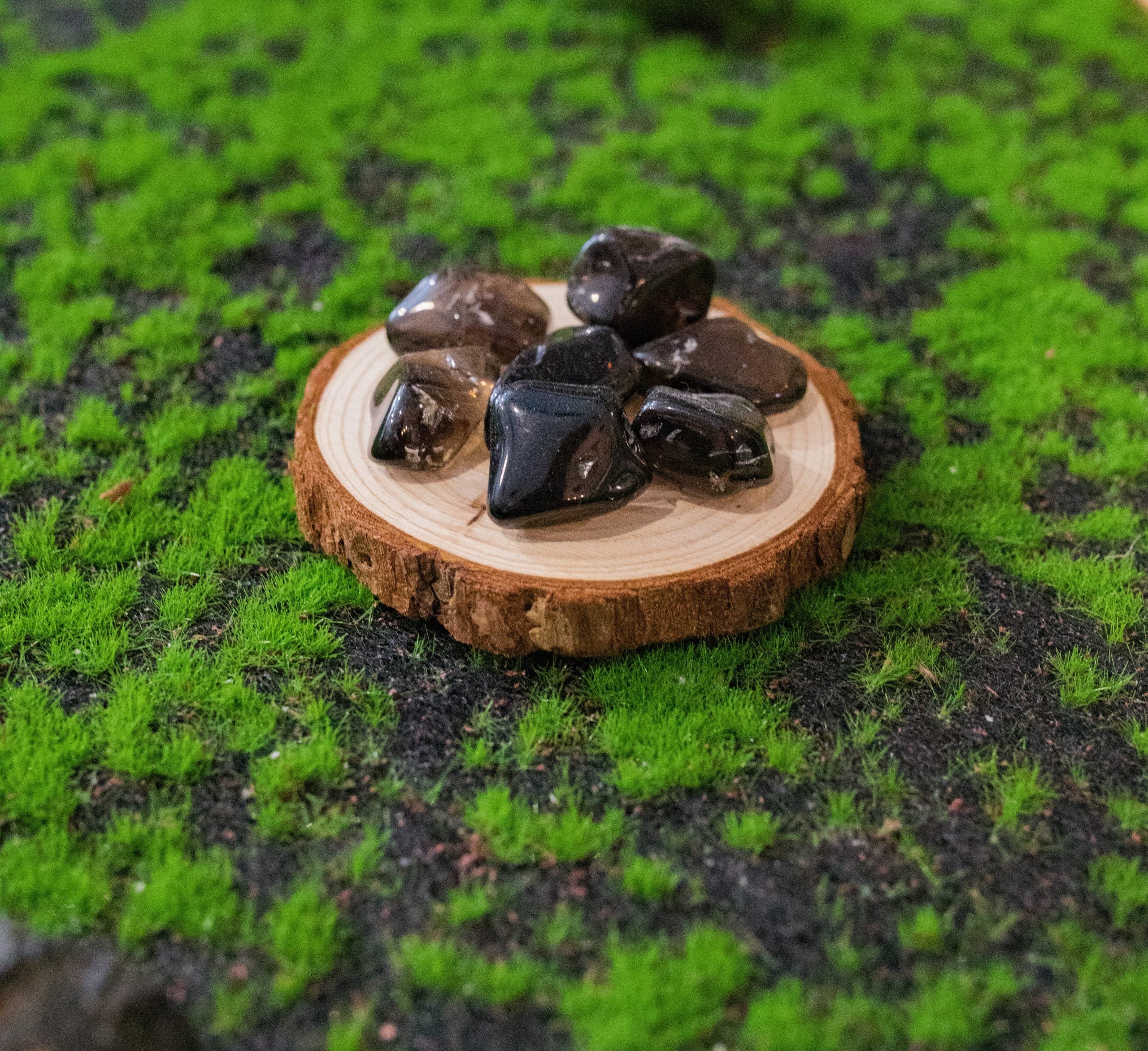 Perfecto para limpiar el aura de energías parasitarias. Disuelve la negatividad. Induce al equilibrio interno personal.Tamaño: de unos 3 a 6 mm, el tamaño puede variar según el mineral. Las piezas que se entregaran son similares a las de la fotografía.\n\nPrecio por unidad.