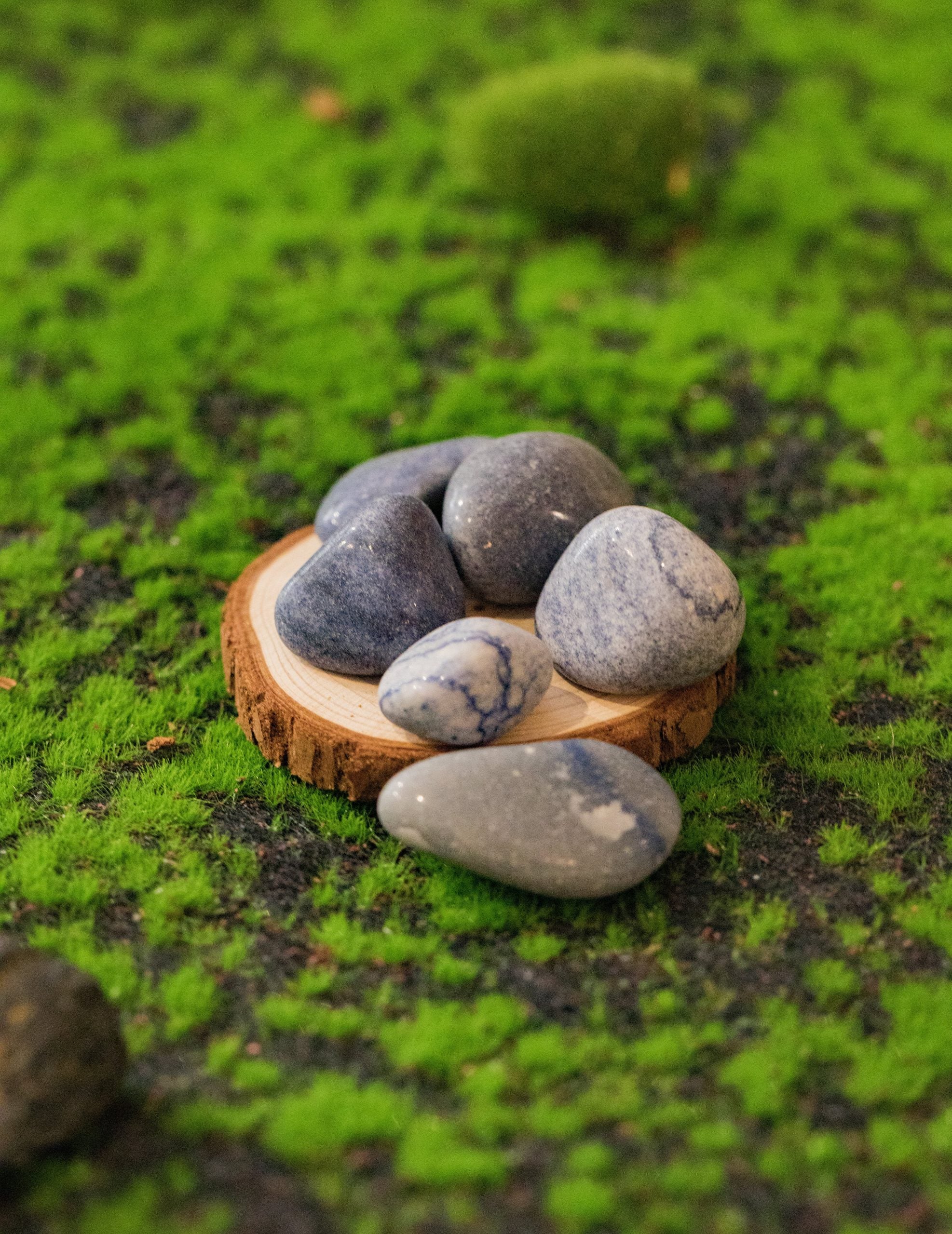 Su vibración es calmante y tranquilizadora. Da calma interna y tolerancia. Para personas irritables o de poca paciencia. Aporta paz en etapas de estrés o preocupación.Tamaño: de unos 3 a 6 mm, el tamaño puede variar según el mineral. Las piezas que se entregaran son similares a las de la fotografía.\n\nPrecio por unidad.