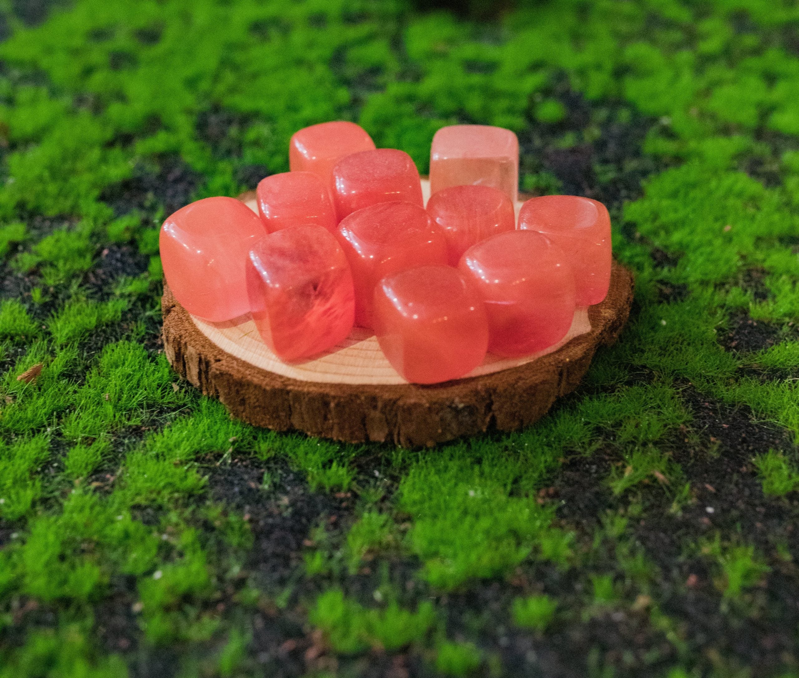 Brinda mayor conciencia espiritual. Fomenta la claridad para hablar con tus guías. Amplifica habilidades psíquicas. Reajusta el cuerpo energético y restablece el equilibrio. Dara coraje y confianza para alcanzar tus metas.Tamaño: de unos 3 a 6 mm, el tamaño puede variar según el mineral. Las piezas que se entregaran son similares a las de la fotografía.\n\nPrecio por unidad.