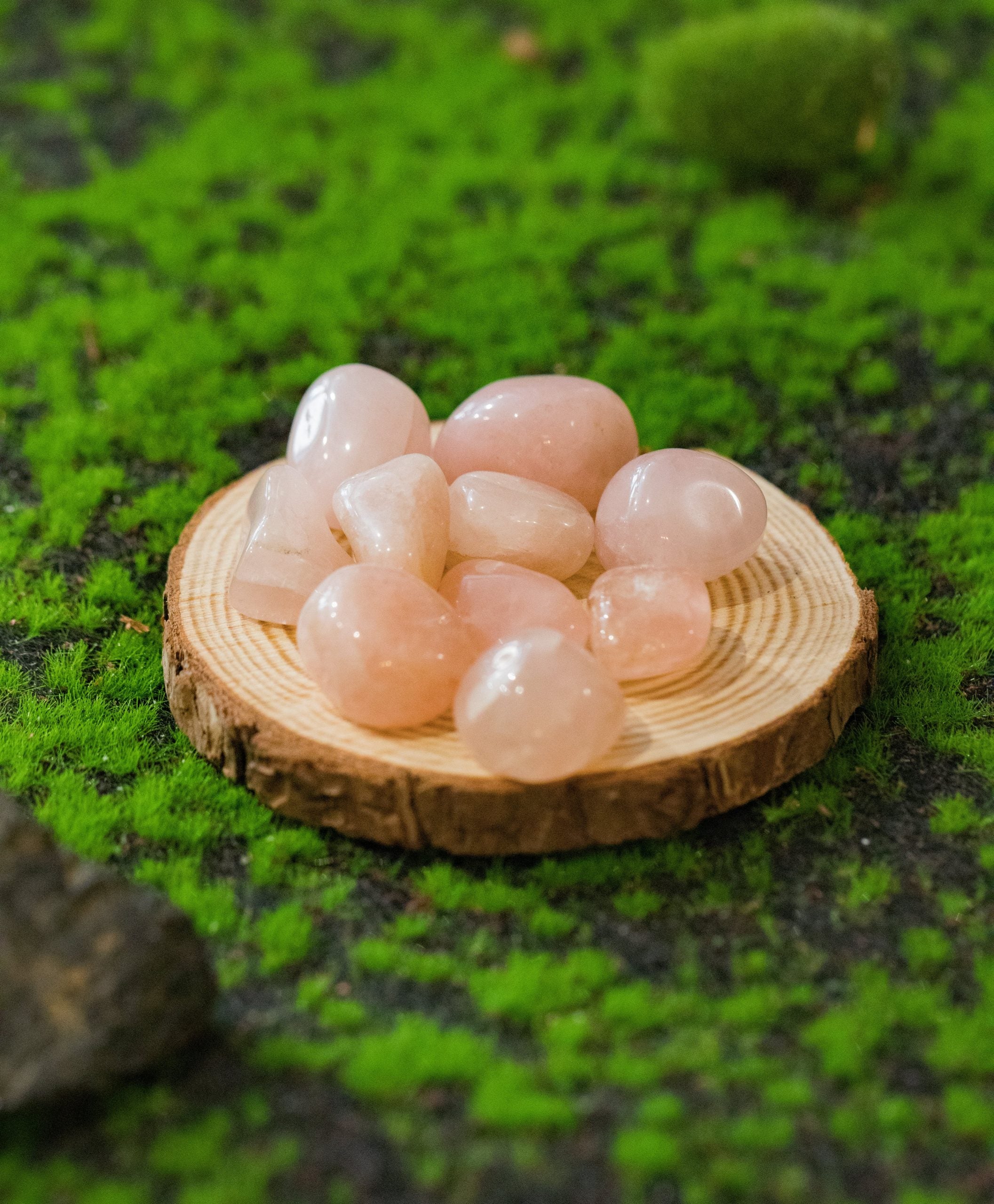 Cristal del amor, amistad y armonía ya que atrae el amor a su portador. Otorga calma y serenidad al corazón. Armoniza el campo áurico y es un sanador emocional.Tamaño: de unos 3 a 6 mm, el tamaño puede variar según el mineral. Las piezas que se entregaran son similares a las de la fotografía.\n\nPrecio por unidad.