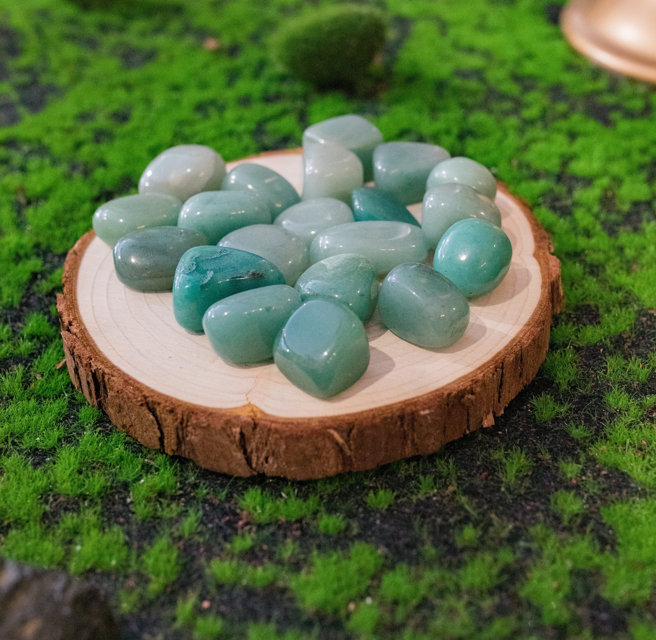 Cristal regenerador. Su vibración ayuda a recuperar la esperanza, el optimismo, el entusiasmo y la vitalidad. Ayuda a quien se está ayudando a sí mismo.Tamaño: de unos 3 a 6 mm, el tamaño puede variar según el mineral. Las piezas que se entregaran son similares a las de la fotografía.\n\nPrecio por unidad.