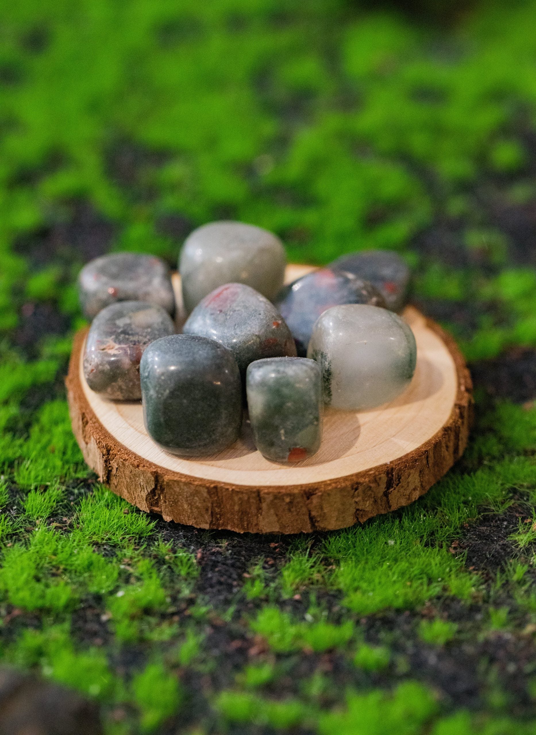 Los sanadores la utilizan desde siempre como un cristal reconstituyente por sus propiedades revitalizadoras. Cristal terrenal de arraigo. Aporta estabilidad, sentido práctico y fuerza.  Tamaño: de unos 3 a 6 mm, el tamaño puede variar según el mineral. Las piezas que se entregaran son similares a las de la fotografía.\n\nPrecio por unidad.