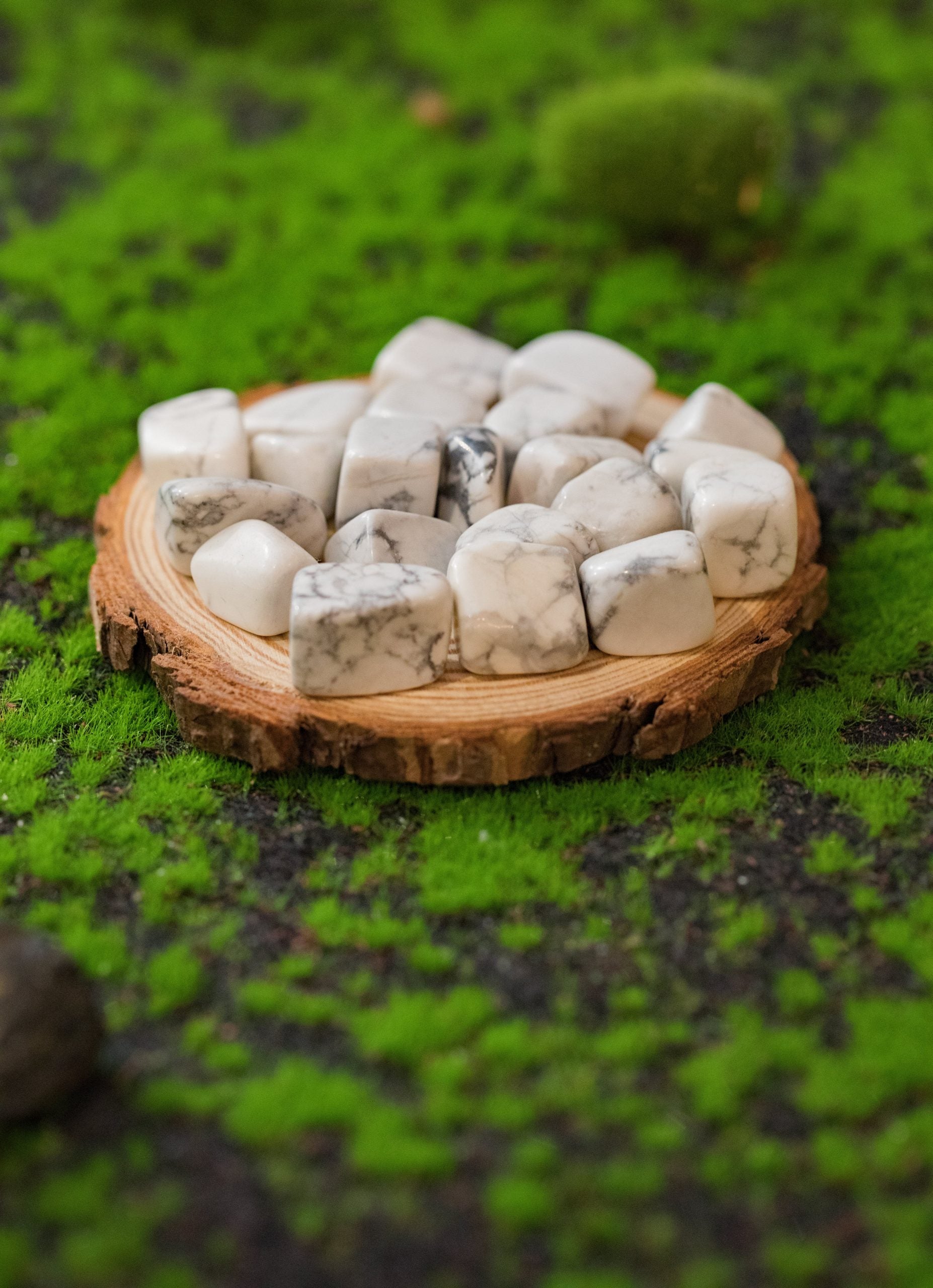 Absorbe la energía negativa mental y emocional. Para lugares donde se está mucho tiempo. Este cristal también aportará calma, paz y tranquilidad en el descanso.  Tamaño: de unos 3 a 6 mm, el tamaño puede variar según el mineral. Las piezas que se entregaran son similares a las de la fotografía.\n\nPrecio por unidad.