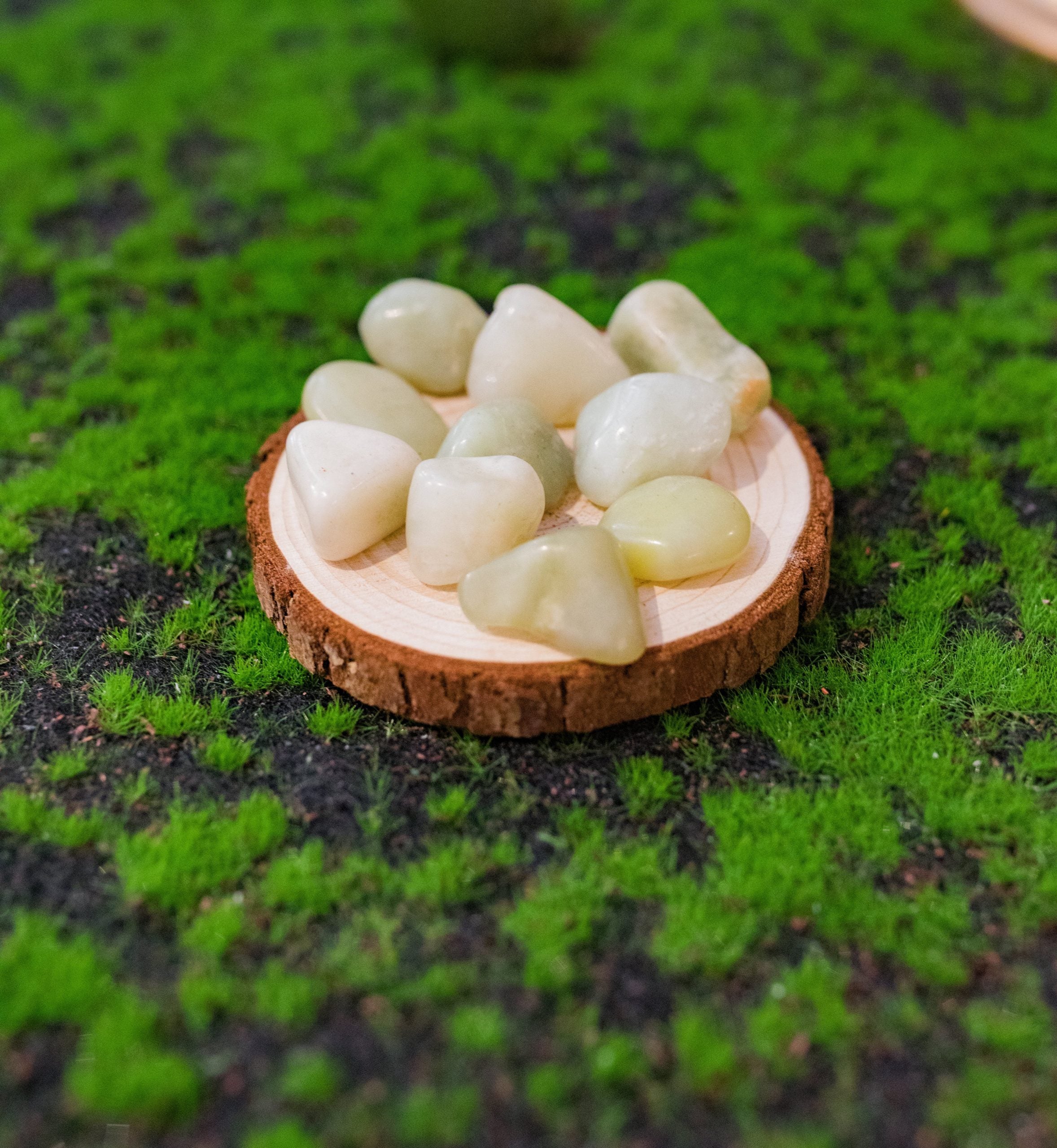 Otorga conocimiento interno y coherencia entre emociones, pensamientos y acciones. Calmante y armonizadora. Cristal considerado de buena suerte.  Tamaño: de unos 3 a 6 mm, el tamaño puede variar según el mineral. Las piezas que se entregaran son similares a las de la fotografía.\n\nPrecio por unidad.