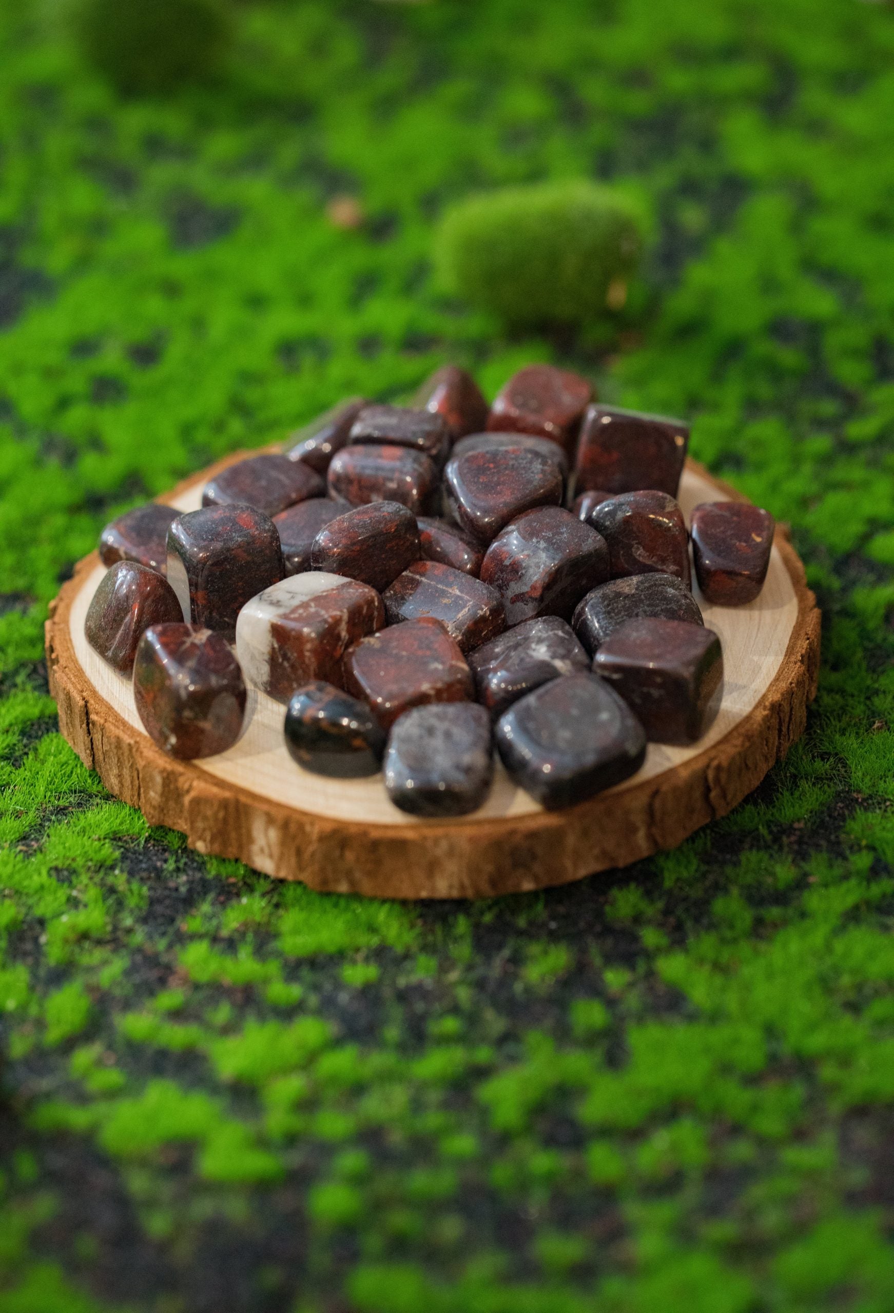 Sus propiedades están relacionadas con el equilibrio y desbloqueo de las cualidades del primer chakra. Desbloquea y dinamiza la energía. Ayuda a drenar energías parasitarias.  Tamaño: de unos 3 a 6 mm, el tamaño puede variar según el mineral. Las piezas que se entregaran son similares a las de la fotografía.\n\nPrecio por unidad.