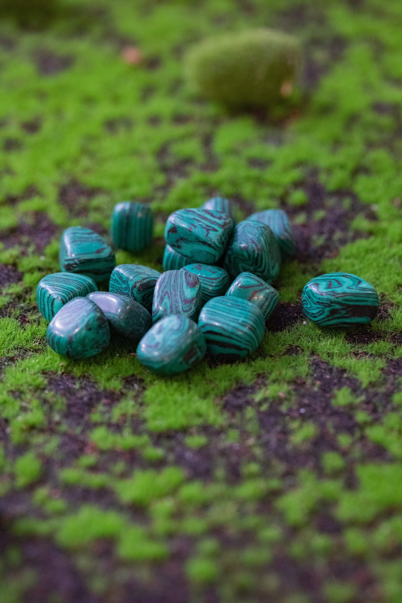 Nos ayuda como piedra personal de compañía en etapas de cambios. La Malaquita “los males quita” tiene la capacidad de contrarrestar el dolor.  Tamaño: de unos 3 a 6 mm, el tamaño puede variar según el mineral. Las piezas que se entregaran son similares a las de la fotografía.\n\nPrecio por unidad.