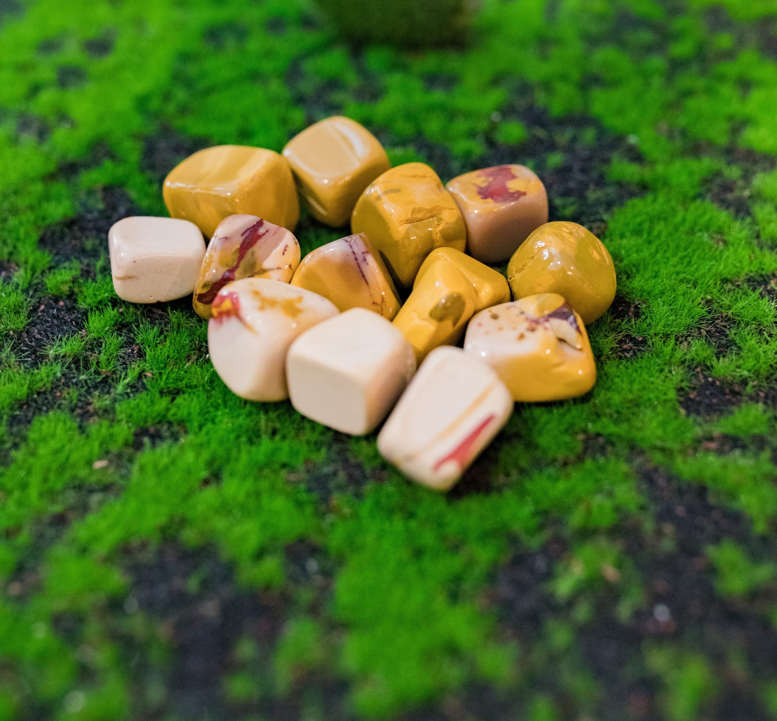 Estimula la intuición y ayuda con emociones descontroladas. Te libera de energías tóxicas y negativas aportando confianza interior. Este mineral te guiará a moverte en la dirección correcta y desplegará todo tu potencial.  Tamaño: de unos 3 a 6 mm, el tamaño puede variar según el mineral. Las piezas que se entregaran son similares a las de la fotografía.\n\nPrecio por unidad