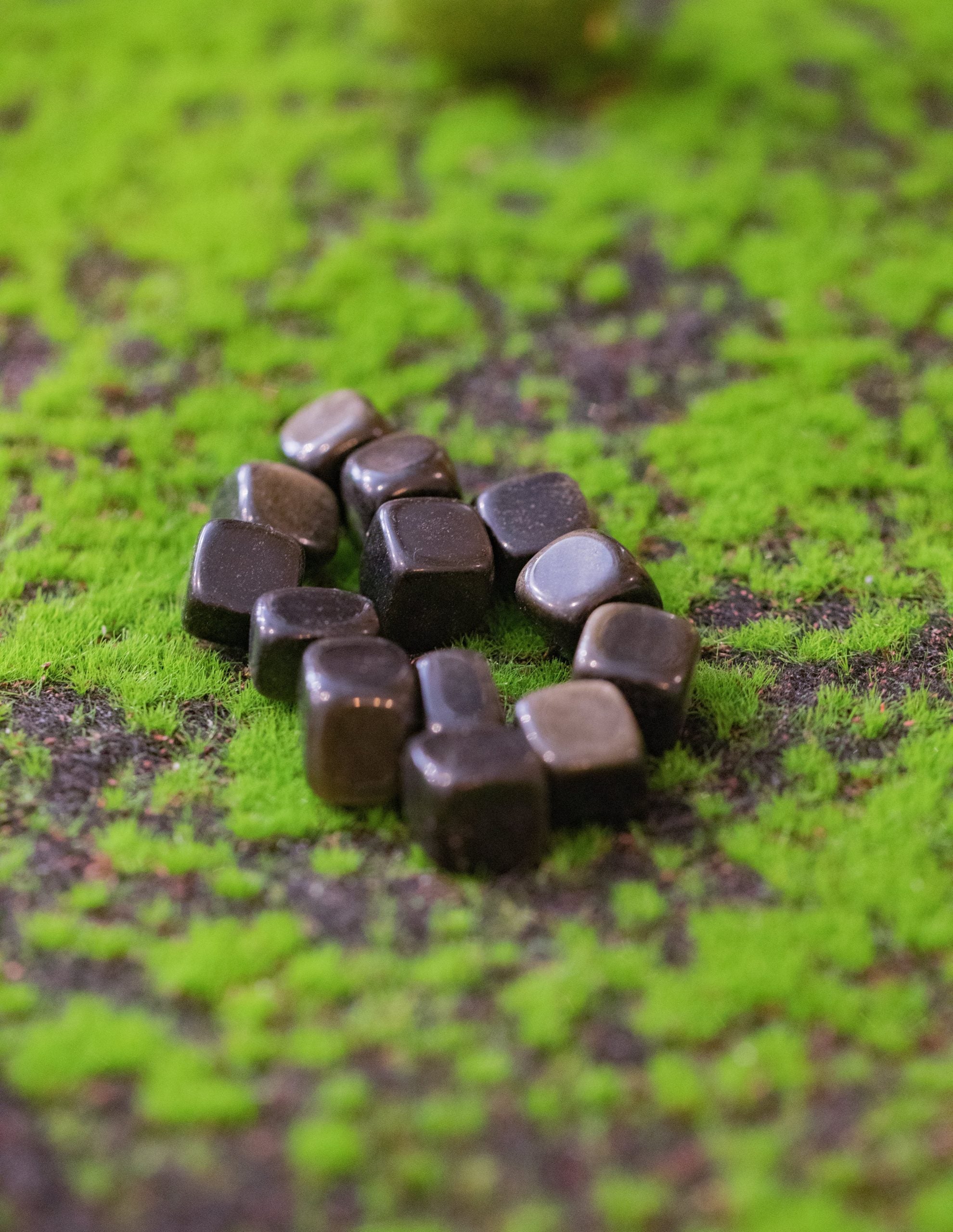 Para rituales de petición, canalización y sanación. Ejerce un gran poder reparador a nivel áurico.  Tamaño: de unos 3 a 6 mm, el tamaño puede variar según el mineral. Las piezas que se entregaran son similares a las de la fotografía.\n\nPrecio por unidad
