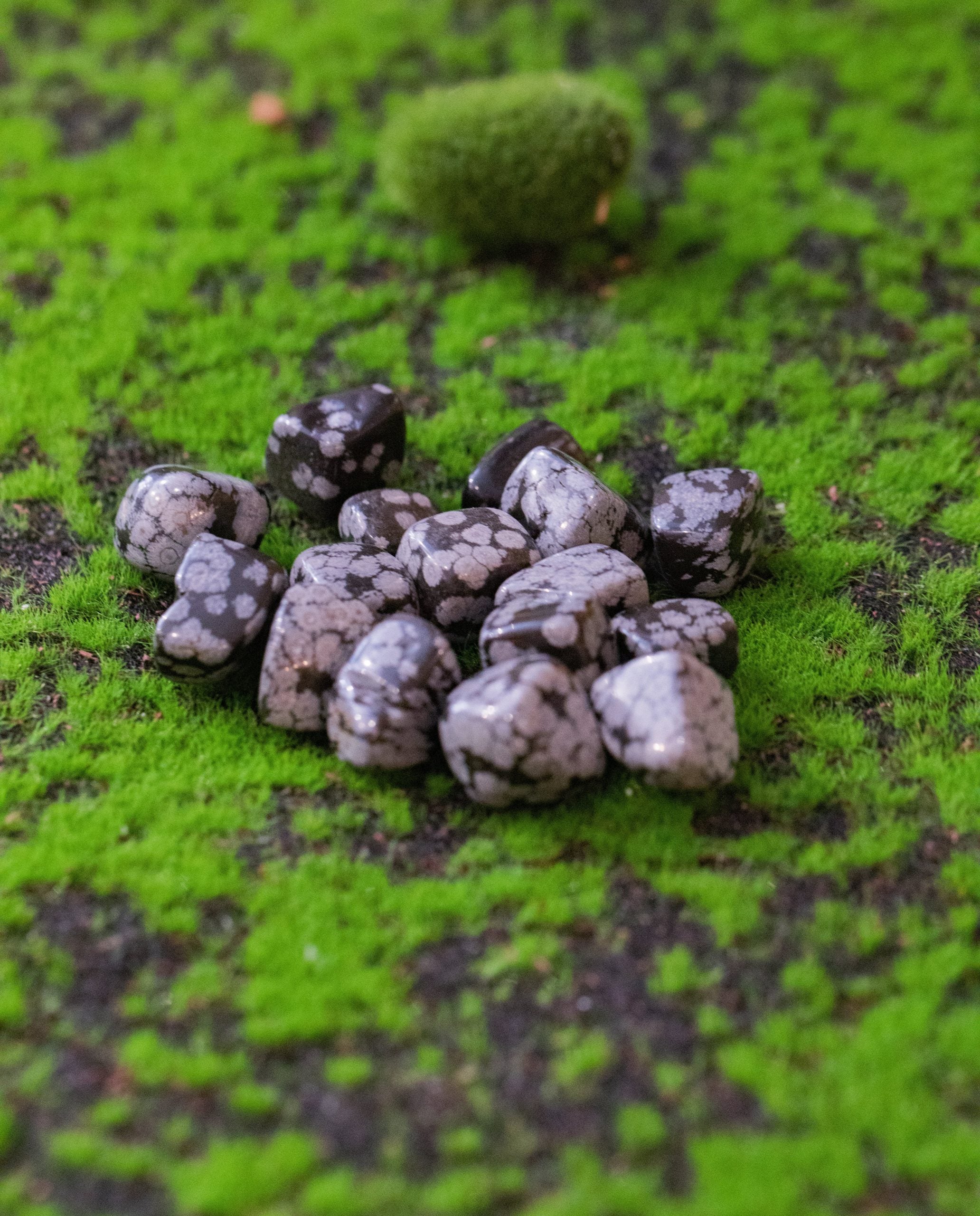 Caracterizada por su energía equilibradora del yin y el yang. Drena la energía negativa de uno mismo.  Tamaño: de unos 3 a 6 mm, el tamaño puede variar según el mineral. Las piezas que se entregaran son similares a las de la fotografía.\n\nPrecio por unidad.