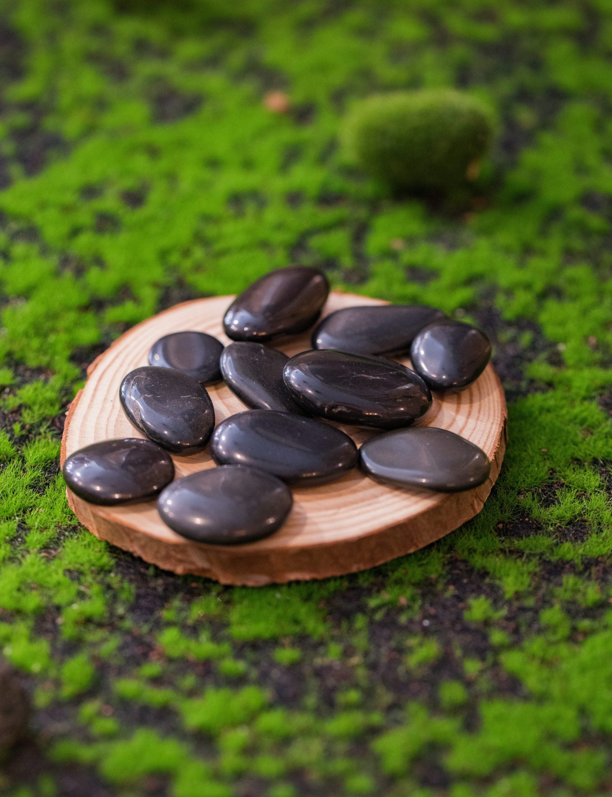 Cristal energético y poderoso, condensa la energía negativa del campo áurico. Purifica el ego en favor del desarrollo espiritual.  Tamaño: de unos 3 a 6 mm, el tamaño puede variar según el mineral. Las piezas que se entregaran son similares a las de la fotografía.\n\nPrecio por unidad.