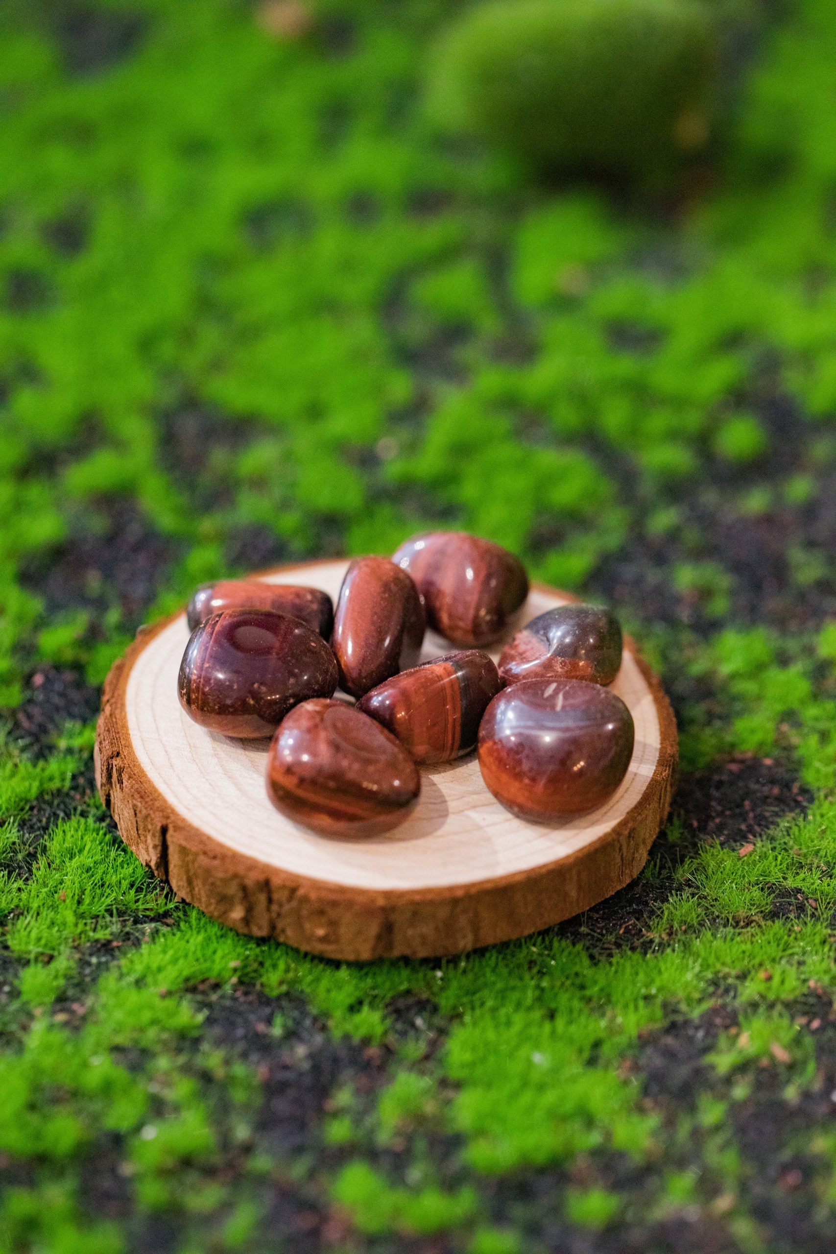 Otorga una vibración y poder especial para disipar posibles nudos energéticos. Protege de personas o situaciones abusivas o controladoras.  Tamaño: de unos 3 a 6 mm, el tamaño puede variar según el mineral. Las piezas que se entregaran son similares a las de la fotografía.\n\nPrecio por unidad