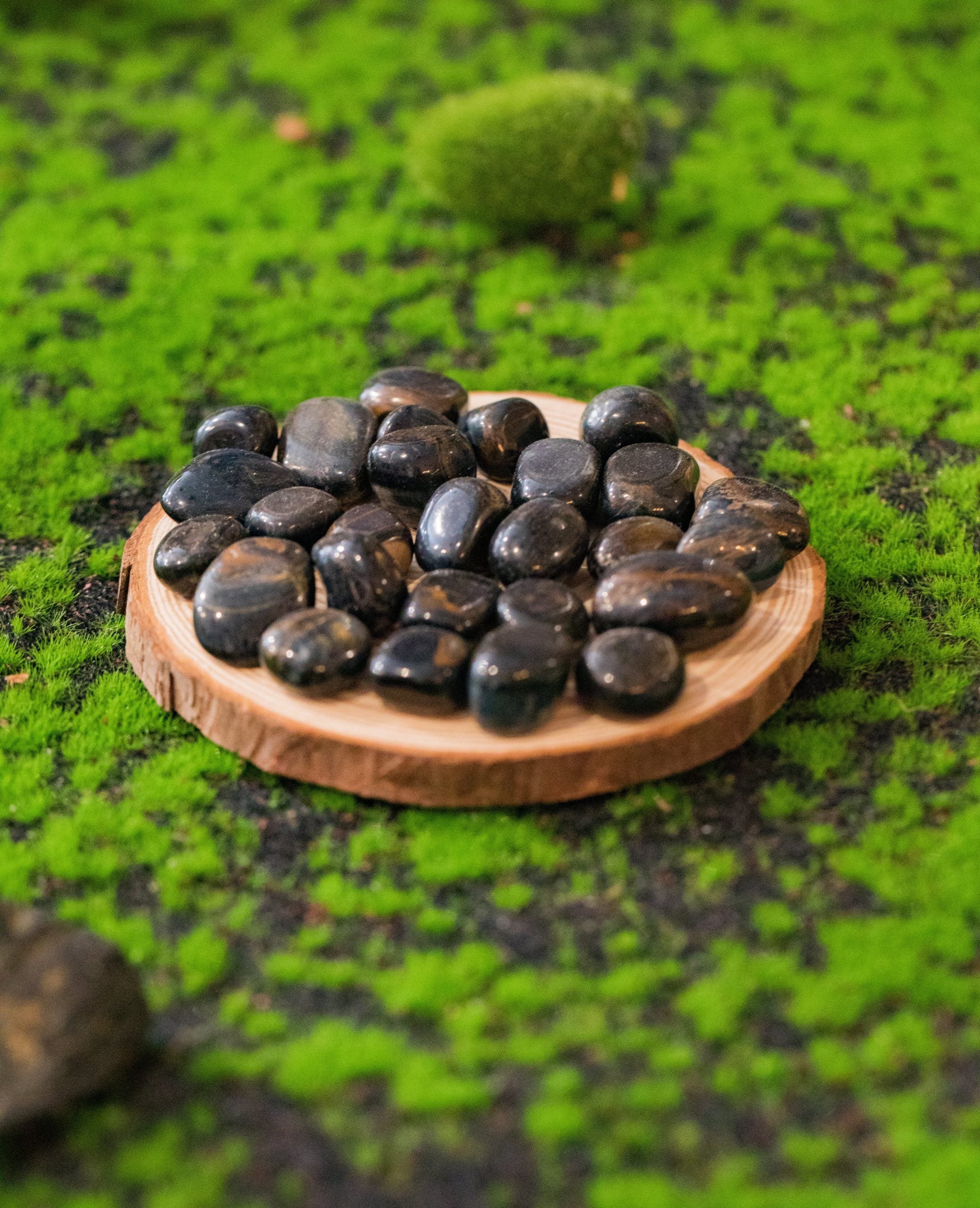 Considerado un mineral tótem, pues amplifica el poder de visión y conexión con el gran espíritu. Fortalece la claridad mental y desarrolla la atención y la intuición.  Tamaño: de unos 3 a 6 mm, el tamaño puede variar según el mineral. Las piezas que se entregaran son similares a las de la fotografía.\n\nPrecio por unidad.