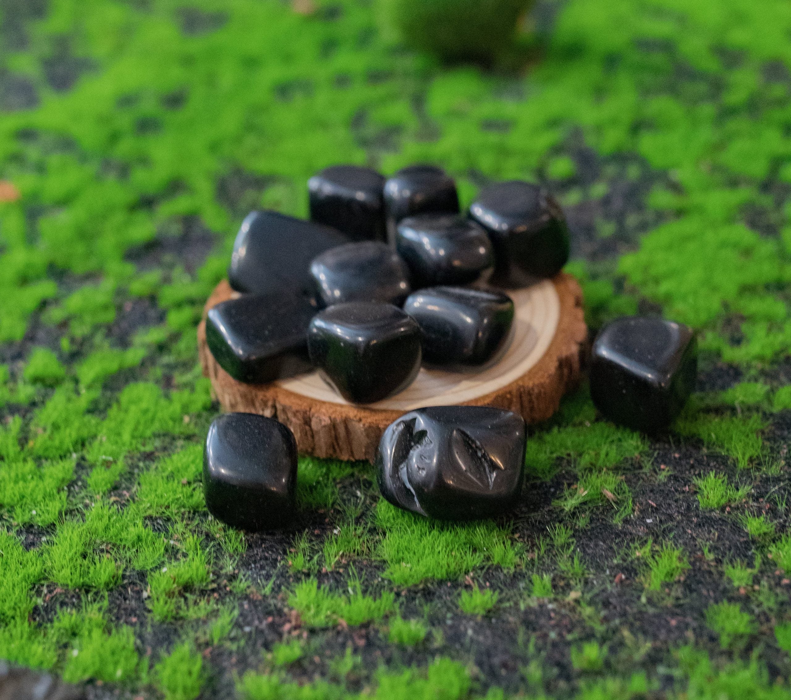 Cristal anti estrés sobre todo en épocas de cambios. También aleja las pesadillas. Es un escudo protector sobre pensamientos negativos de uno mismo o de los demás.  Tamaño: de unos 3 a 6 mm, el tamaño puede variar según el mineral. Las piezas que se entregaran son similares a las de la fotografía.\n\nPrecio por unidad.