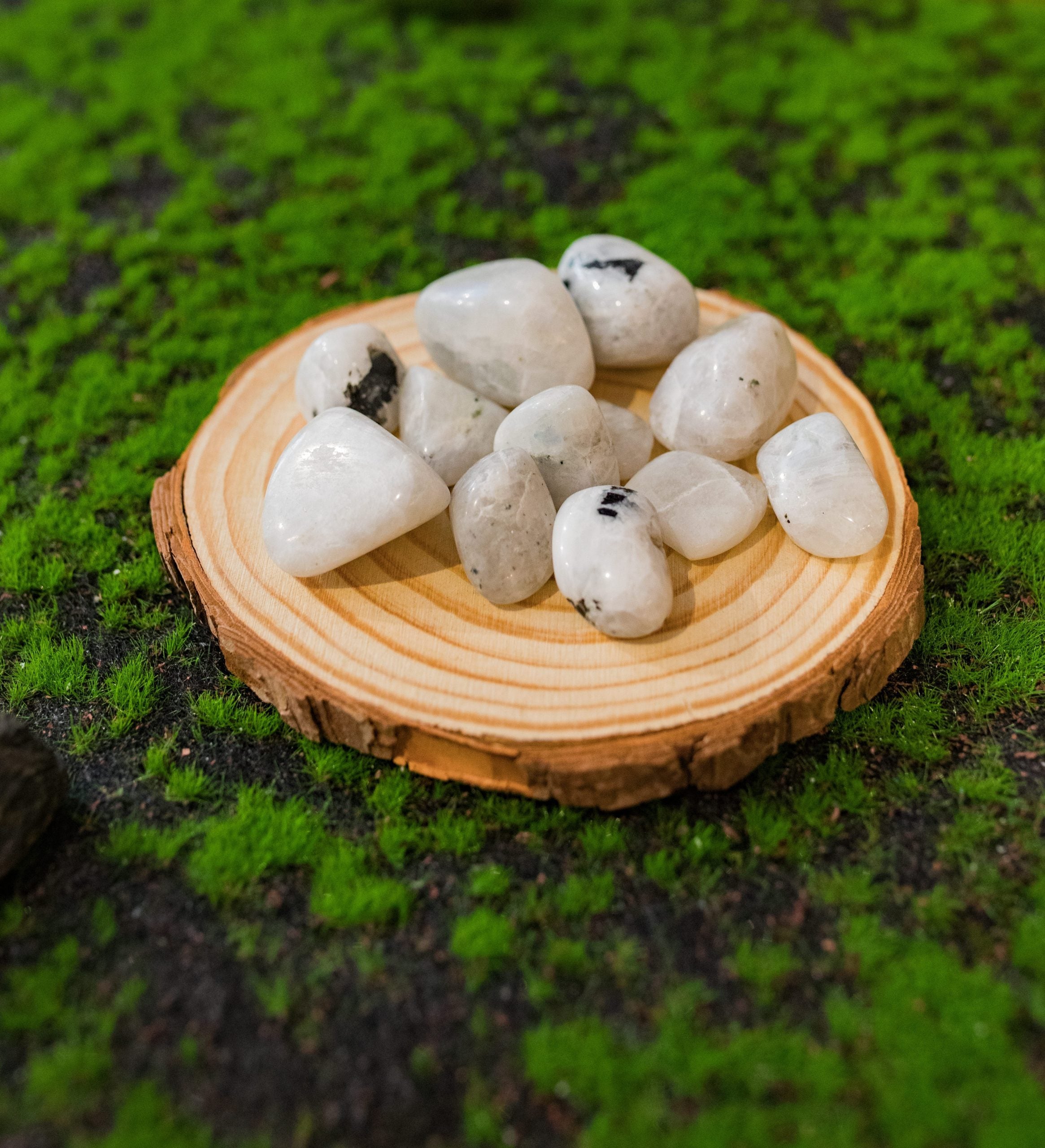 Aporta paz y serenidad en cambios repentinos y nuevas etapas. Despierta el don de la intuición. Mejora la fertilidad. Ideal para el sistema reproductivo femenino.  Tamaño: de unos 3 a 6 mm, el tamaño puede variar según el mineral. Las piezas que se entregaran son similares a las de la fotografía.\n\nPrecio por unidad.