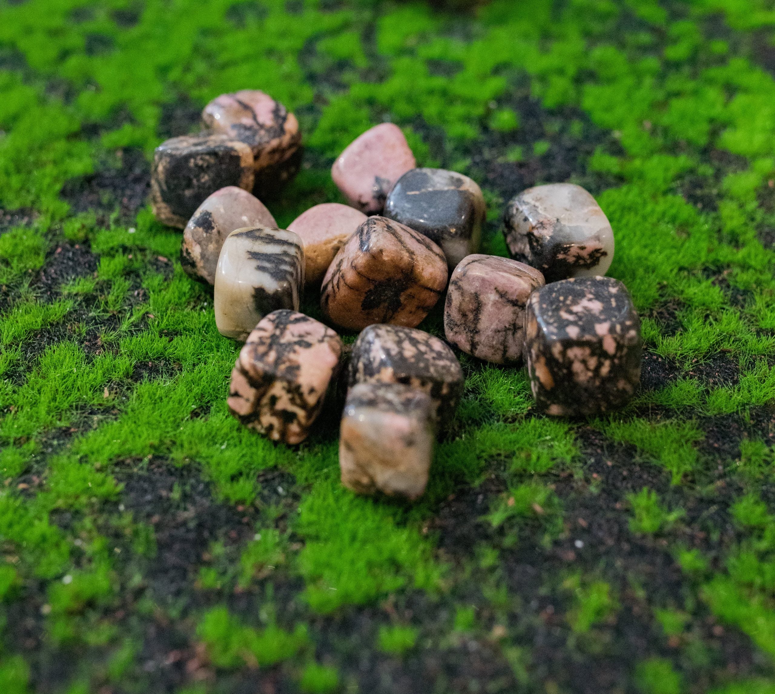 Este cristal sana el dolor del corazón. Si se siente enojo, disgusto o contrariedad de sentimientos, aportará alivio y fuerza interior. Para procesos de sanación de rabia, odio o traumas. Su vibración da poder de compasión.  Tamaño: de unos 3 a 6 mm, el tamaño puede variar según el mineral. Las piezas que se entregaran son similares a las de la fotografía.\n\nPrecio por unidad.