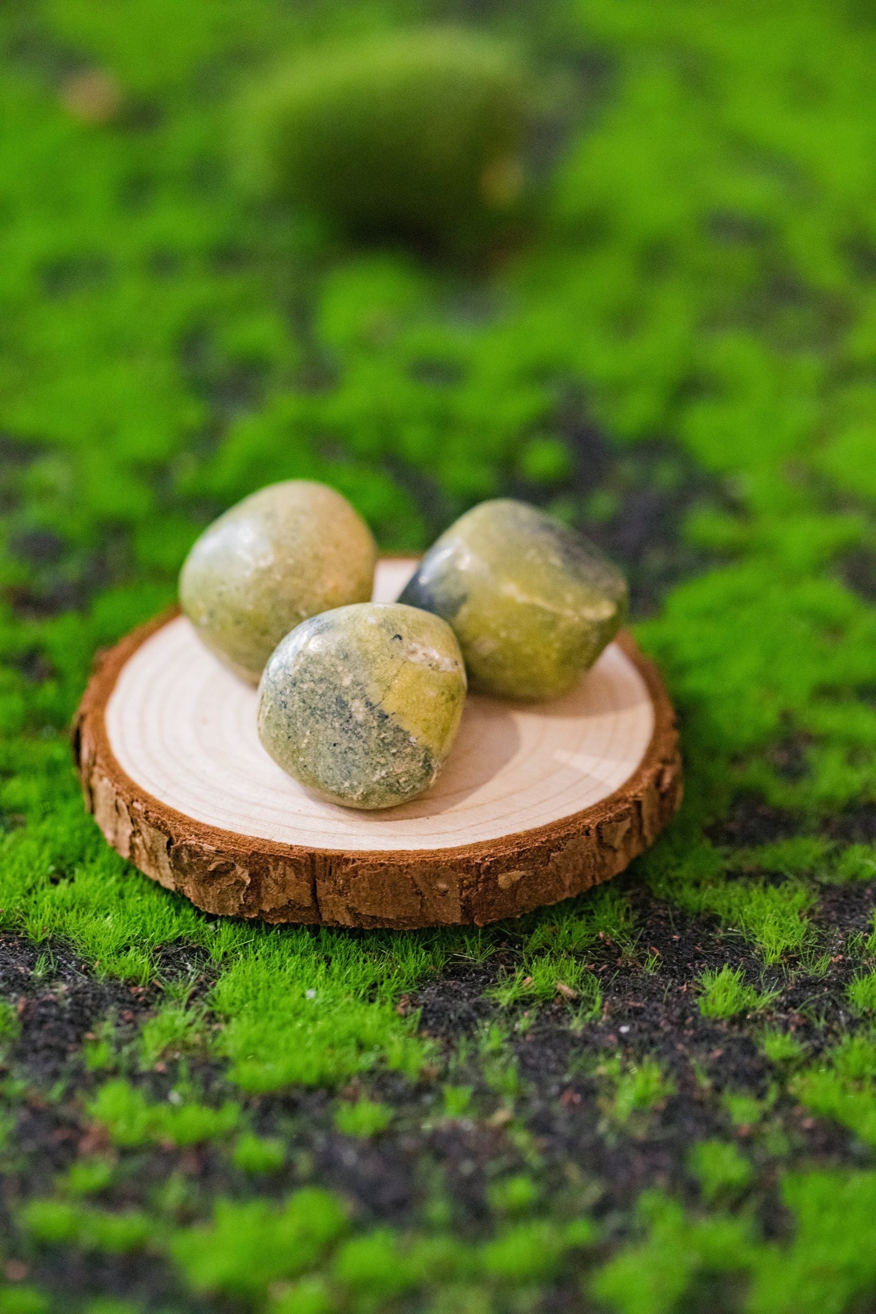 Drena el dolor como si fuera veneno tanto físico como a nivel áurico. En meditación aporta gran energía de calma y paz interior.  Tamaño: de unos 3 a 6 mm, el tamaño puede variar según el mineral. Las piezas que se entregaran son similares a las de la fotografía.\n\nPrecio por unidad.