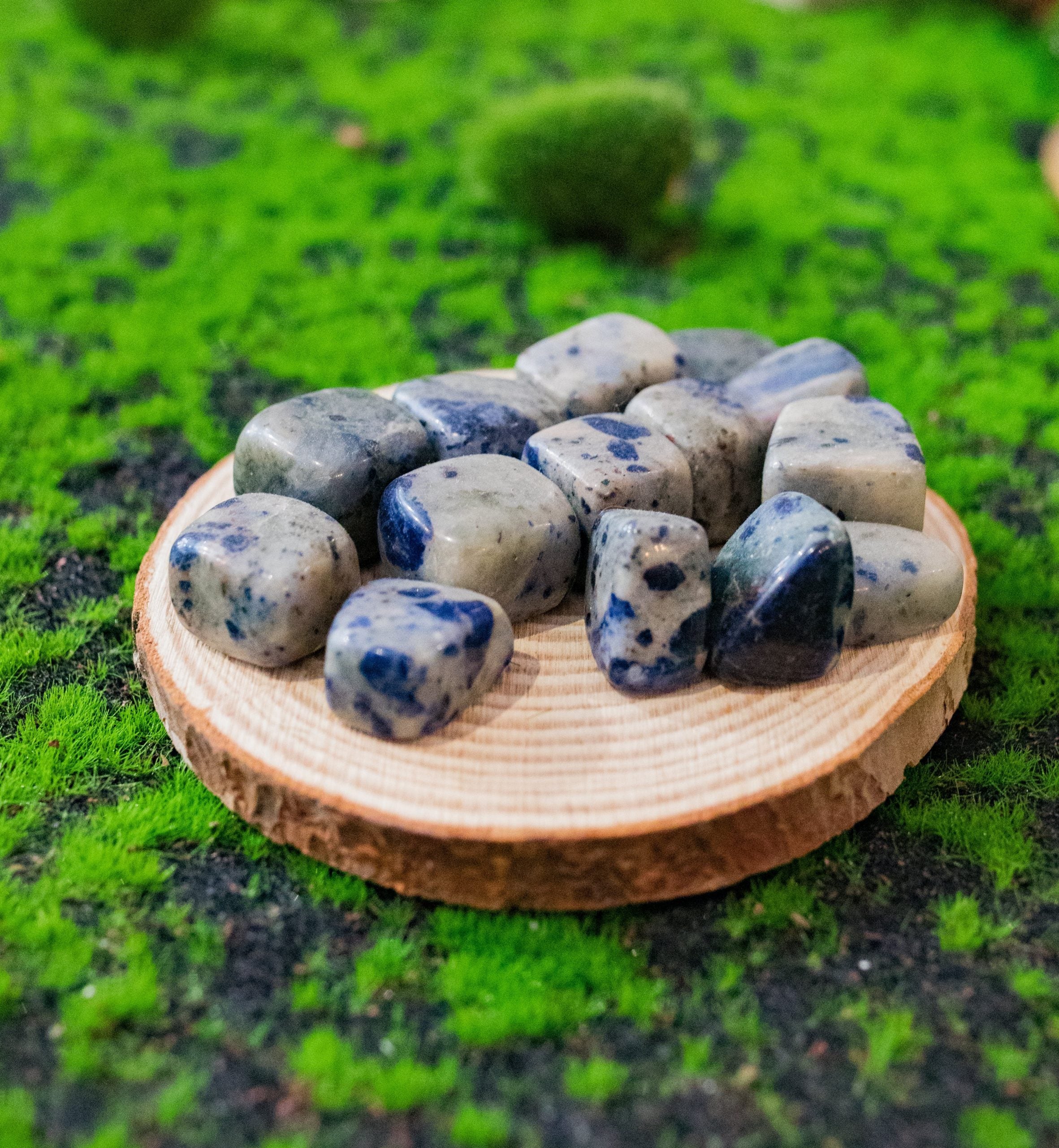 Fortalece el intelecto y expande la conciencia aportando sabiduría. Da voluntad para realizar las metas propuestas, con entrega y entusiasmo. Ayuda a vencer las dudas.  Tamaño: de unos 3 a 6 mm, el tamaño puede variar según el mineral. Las piezas que se entregaran son similares a las de la fotografía.\n\nPrecio por unidad.