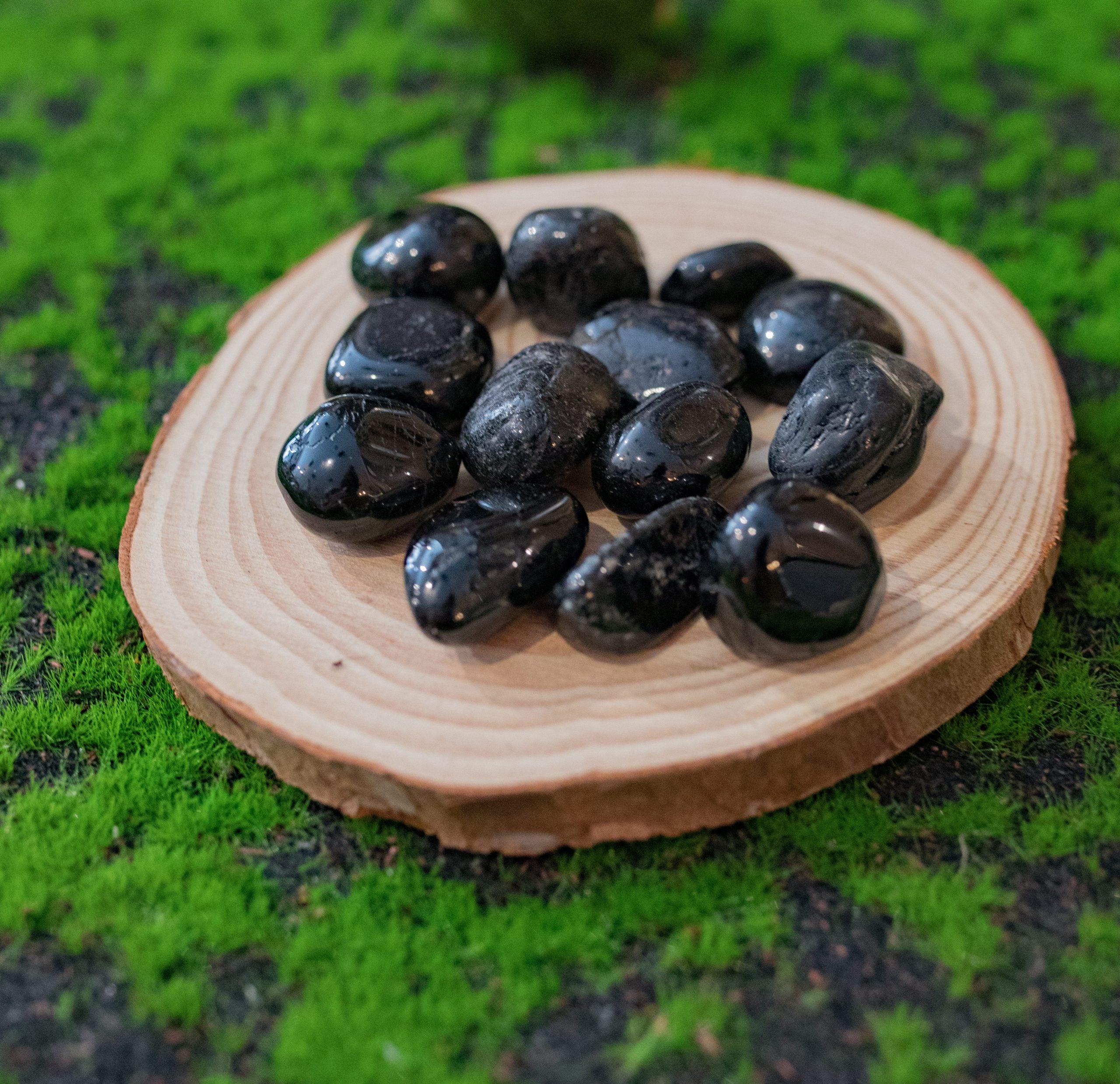 Su poder vibracional nos aporta gran protección y repele energías negativas. También disuelve energías densas de los chakras.  Tamaño: de unos 3 a 6 mm, el tamaño puede variar según el mineral. Las piezas que se entregaran son similares a las de la fotografía.\n\nPrecio por unidad.