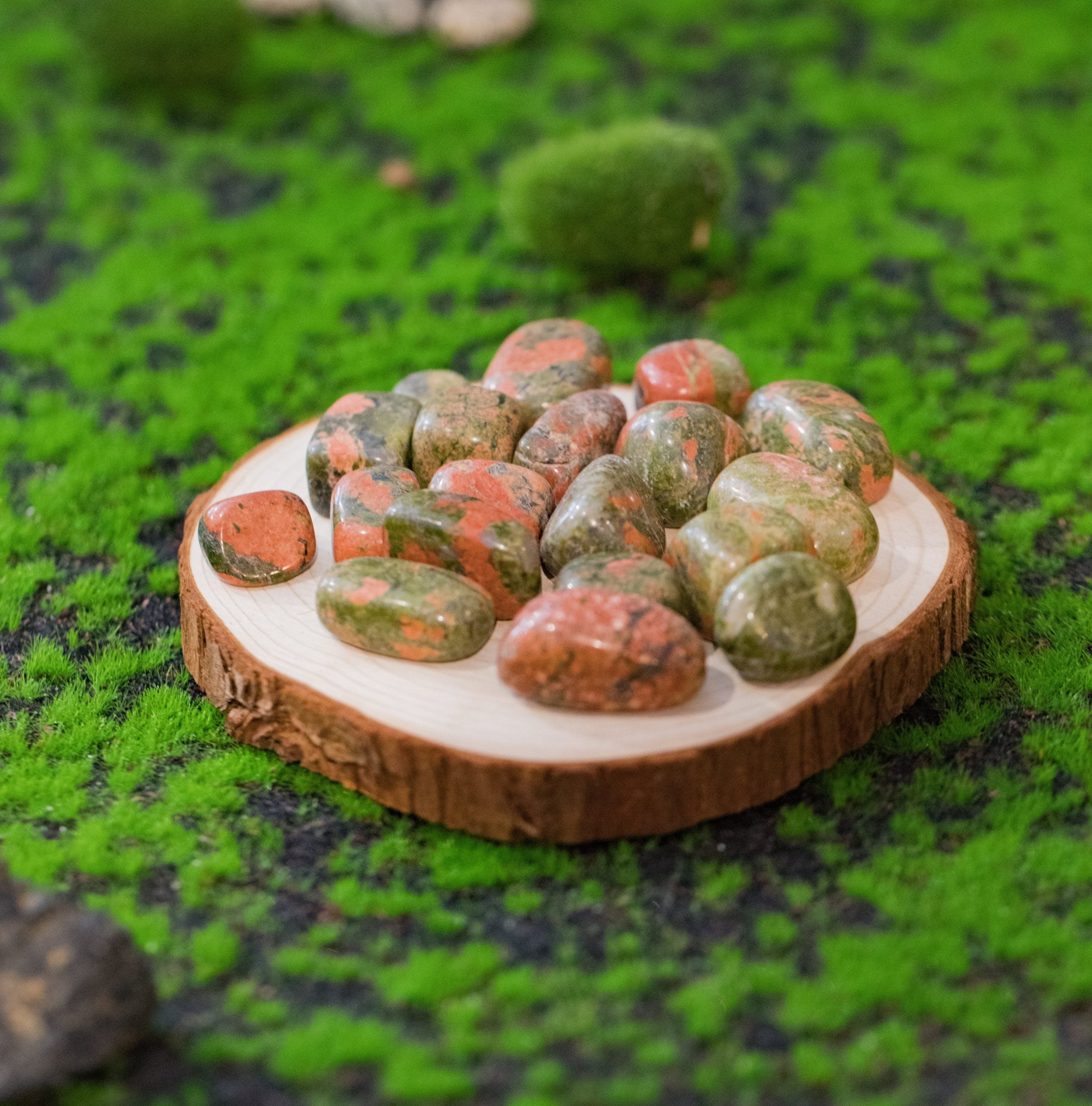 Posee la cualidad de absorber la energía densa del chakra corazón. Especialmente indicada en etapas de duelo.  Tamaño: de unos 3 a 6 mm, el tamaño puede variar según el mineral. Las piezas que se entregaran son similares a las de la fotografía.\n\nPrecio por unidad.